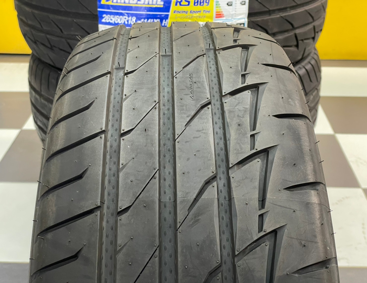ยางสปอร์ตลายซิ่ง คุณภาพดี Lansail RS009 265/60R18 (4เส้น)