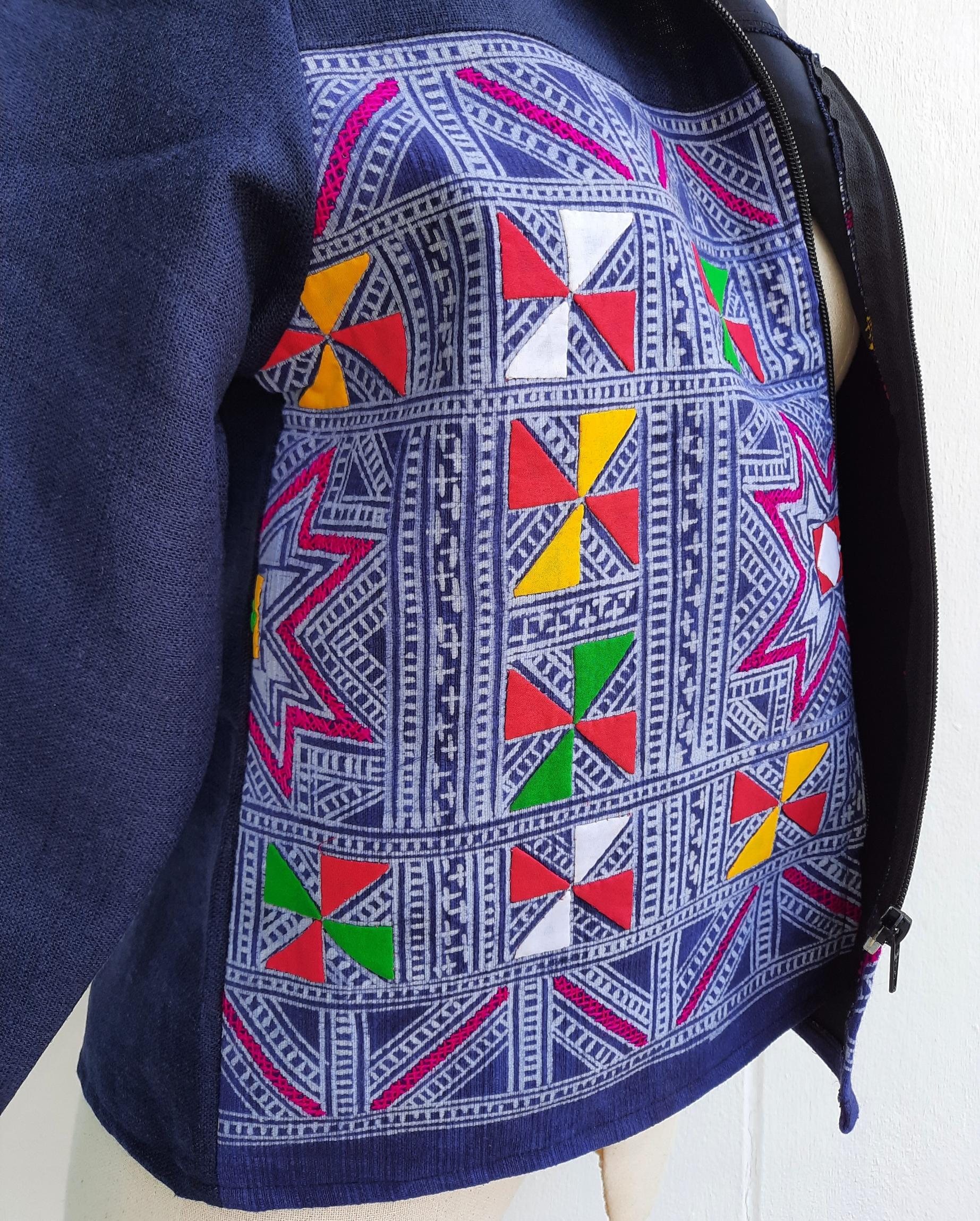 เสื้อฮู้ดใยกัญชงสีกรมแต่งผ้าชาวเขา งานจิกมือบนผ้าเขียนเทียน