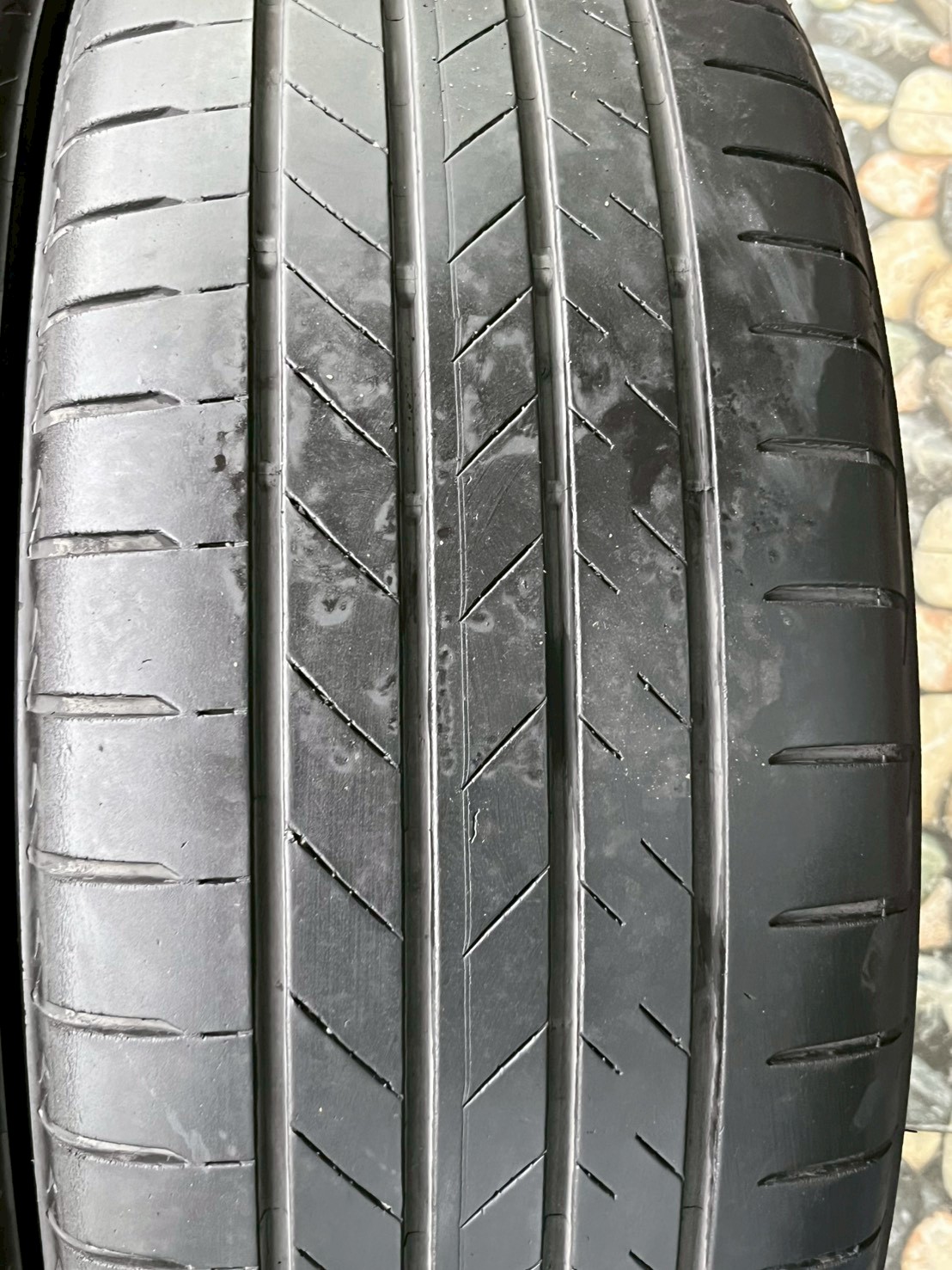 ยางมือสองBRIDGESTONE Alenza001 225/50R18 ยางปี23 สภาพสวยพร้อมใช้งาน