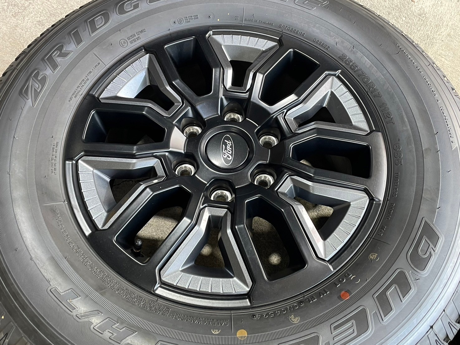 ล้อแม็กป้ายแดง FORD RANGER XLS ขอบ17 พร้อมยาง BRIDGESTONE 255/70R17 ยางปลายปี24 ล้อถอดจากศูนย์ยังไม่ลงพื้น ราคาพิเศษเพียงชุดละ18900บาท