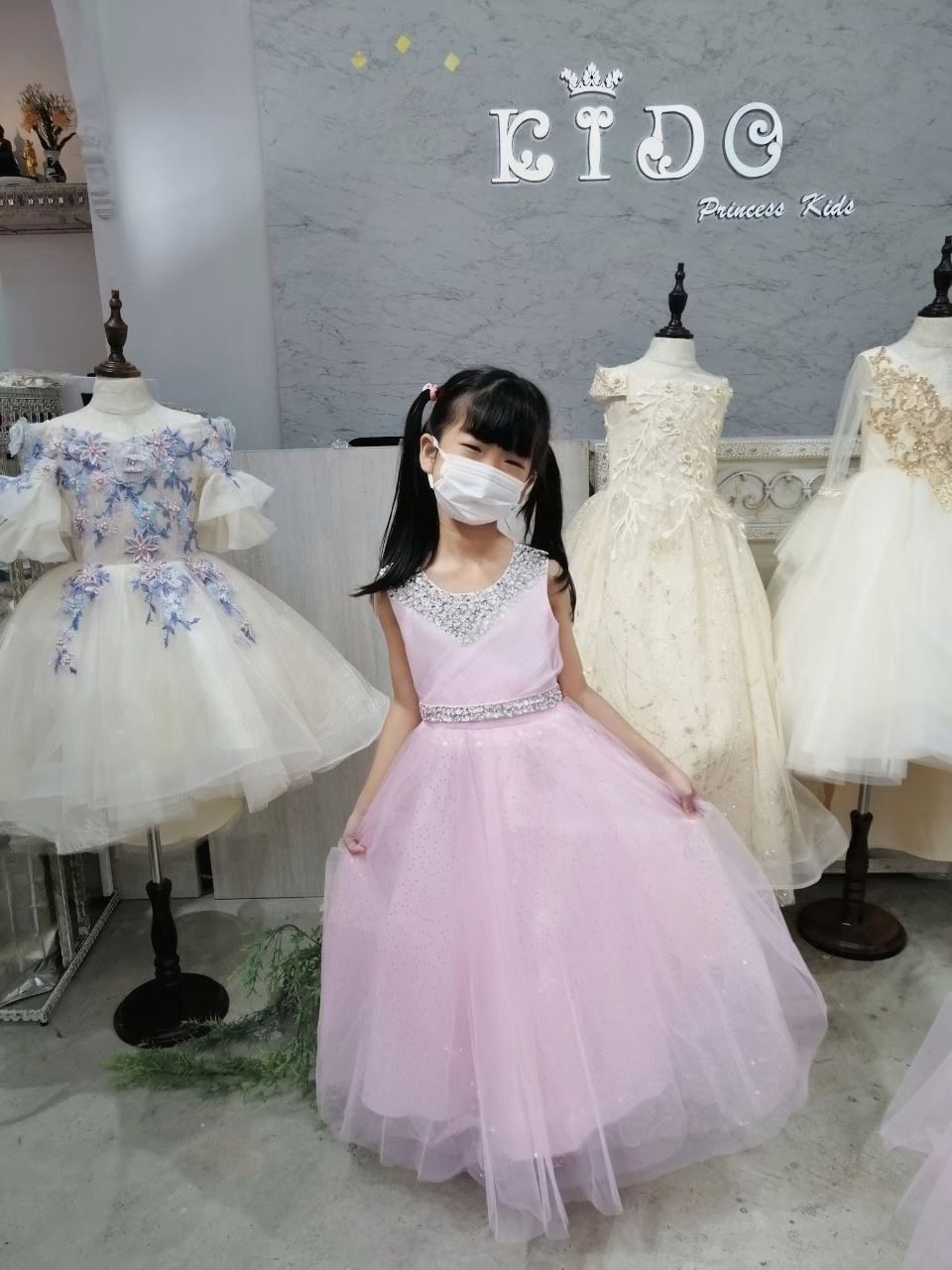 ssชุดราตรีเด็ก(หน้าร้านอยู่รัชดา ลองได้ถ่ายรูปจากชุดจริง)A214สีทอง สีขาว สีชมพู สีแดง สีน้ำเงิน สีฟ้าอกแต่งจีบไหว้เอวปัดเกล็ด กระโปรงยาวสุดหรูหราไฮโซมากๆเลย เดรสออกงานเด็ก