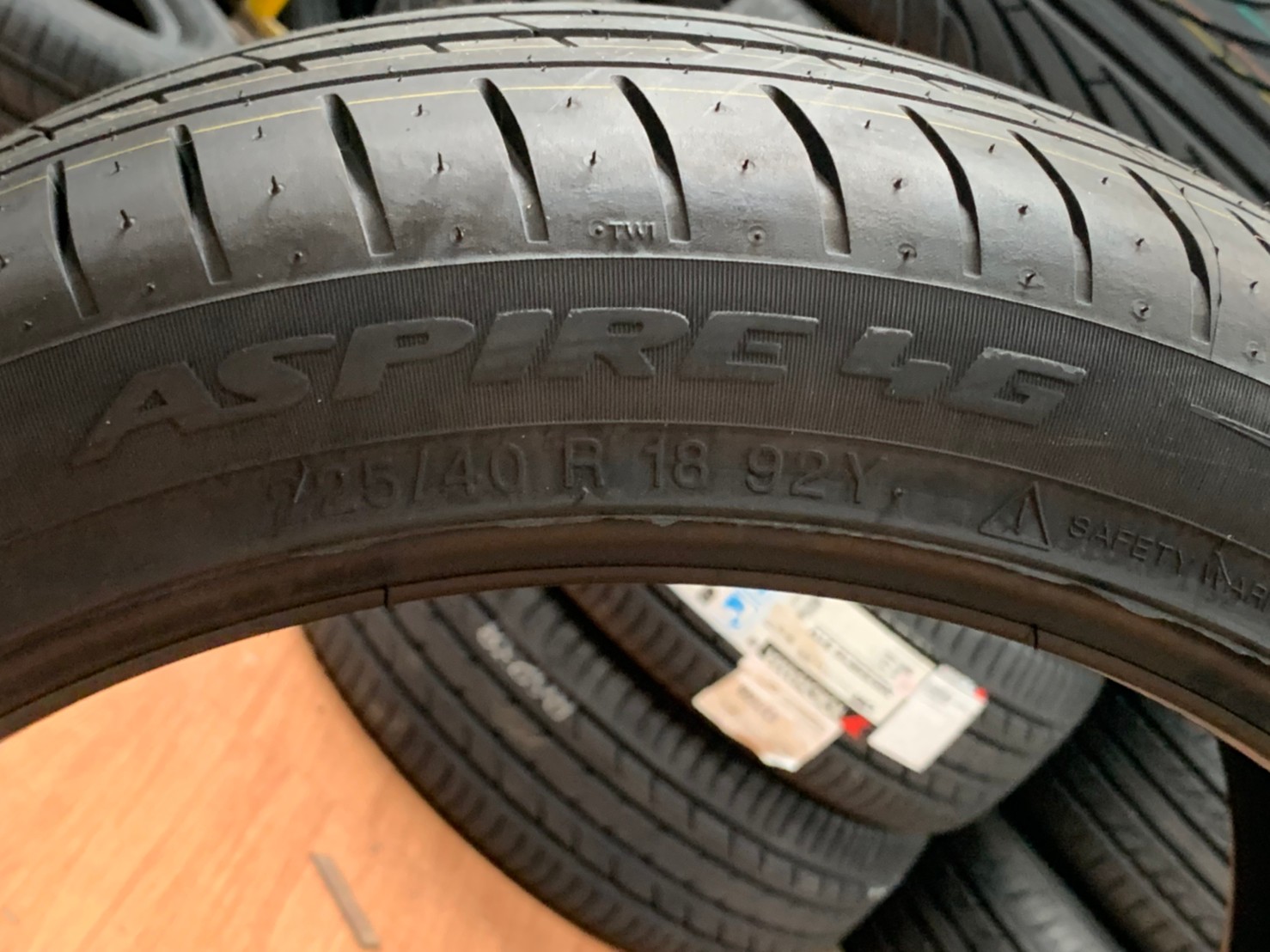 Apollo Aspire4G 225/40R18 ยางใหม่ปี2020 ยางสมรรถนะสูง คุณภาพดี