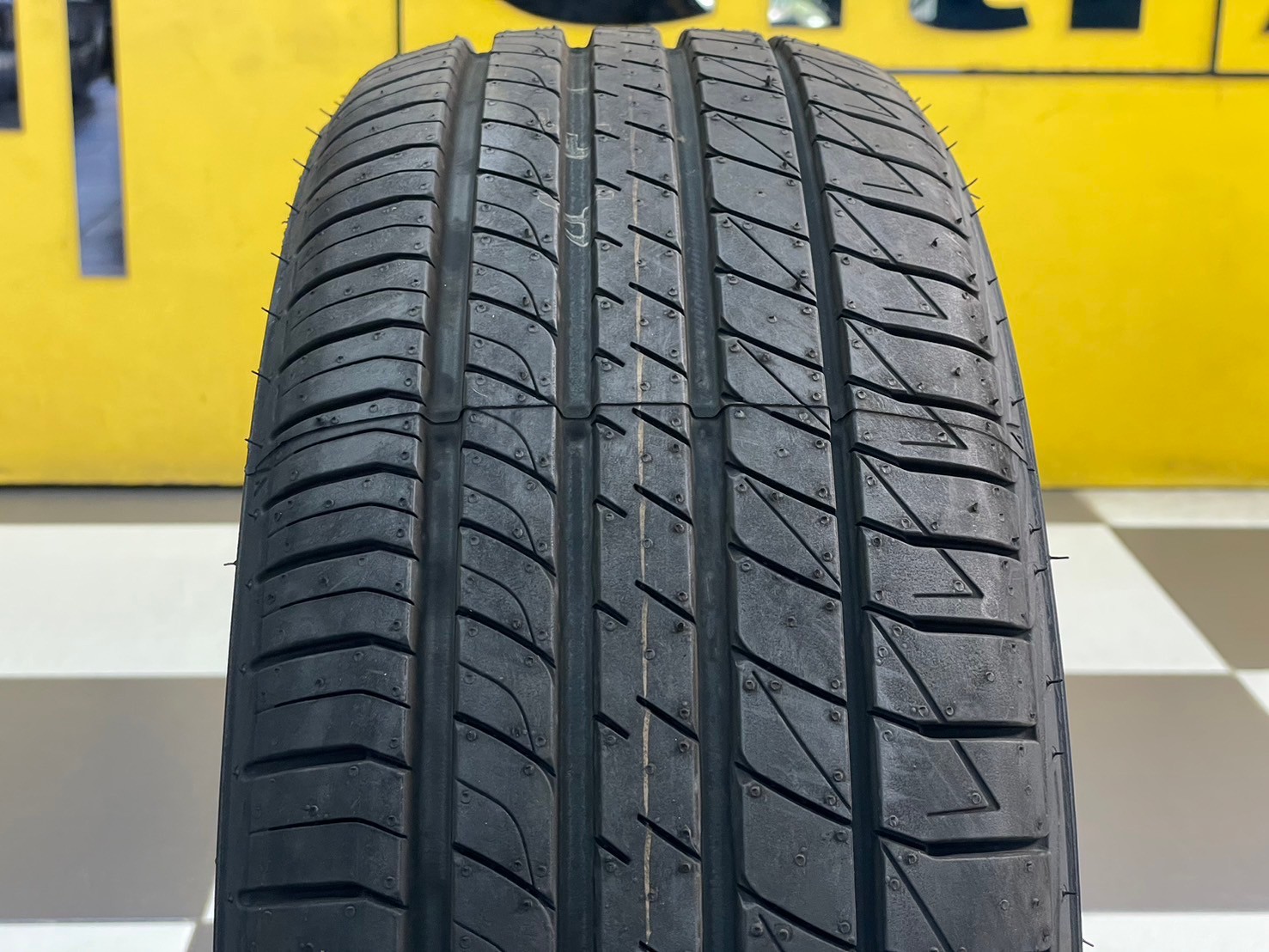 DUNLOP SP SPORT LM705 195/55R15 ยางใหม่ปี2024