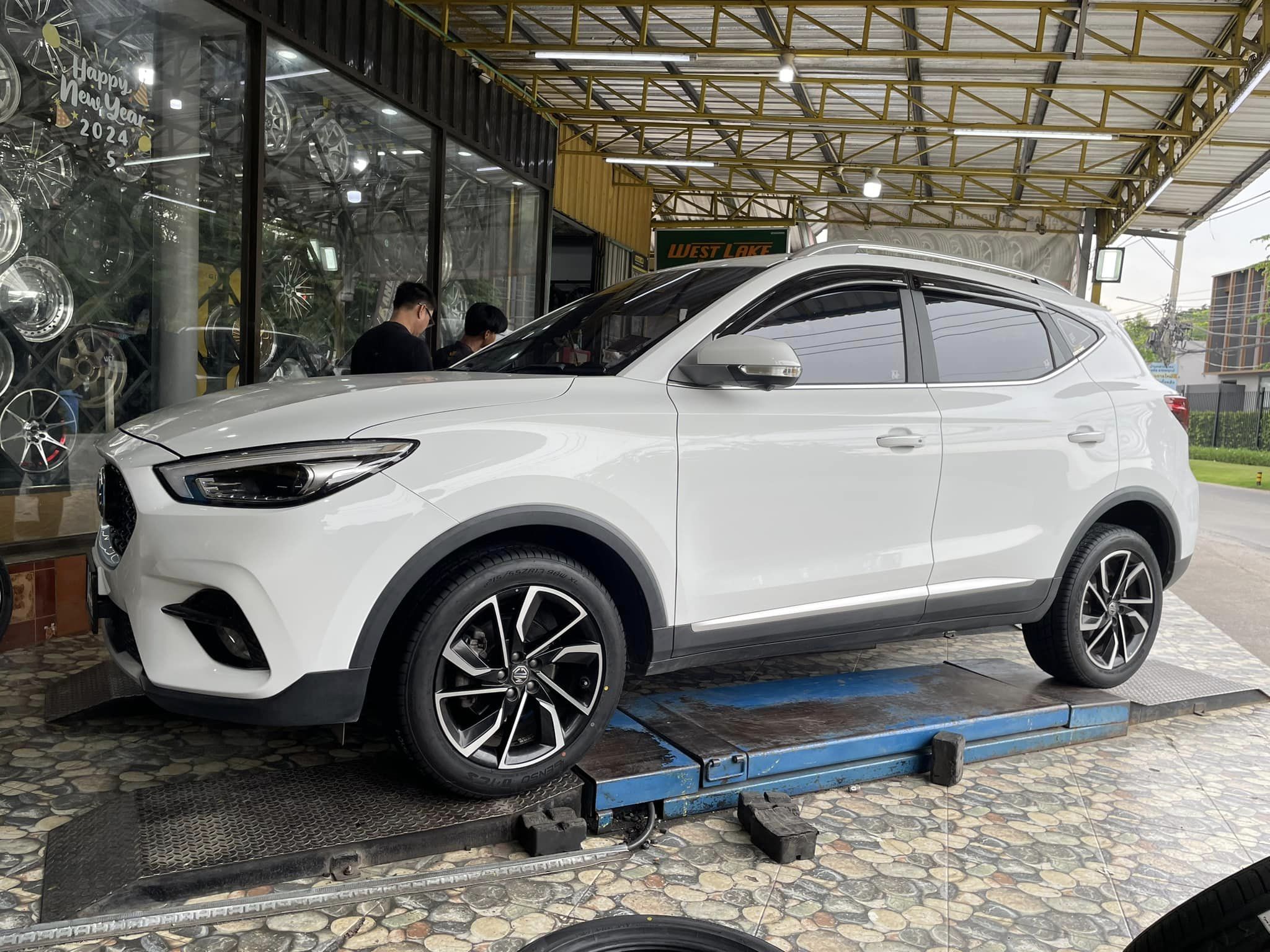 🛞 #MG_ZS🚘 🛞🐘#LENSO #D-1CS 215/55R17