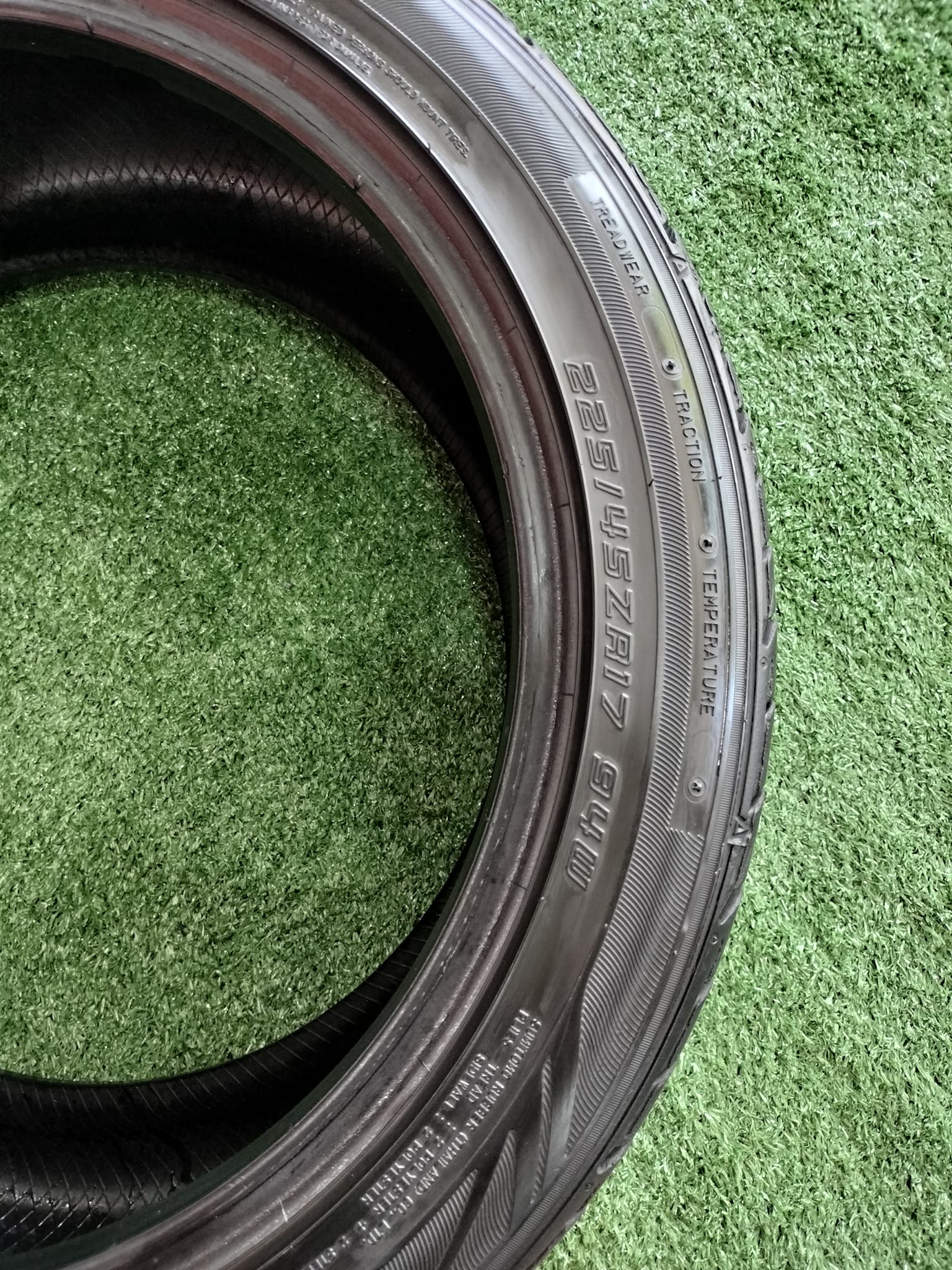 ยางมือสองสภาพดี ดอกหนา ลึก ยี่ห้อ DUNLOP LM704 225/45ZR17ยางปี19