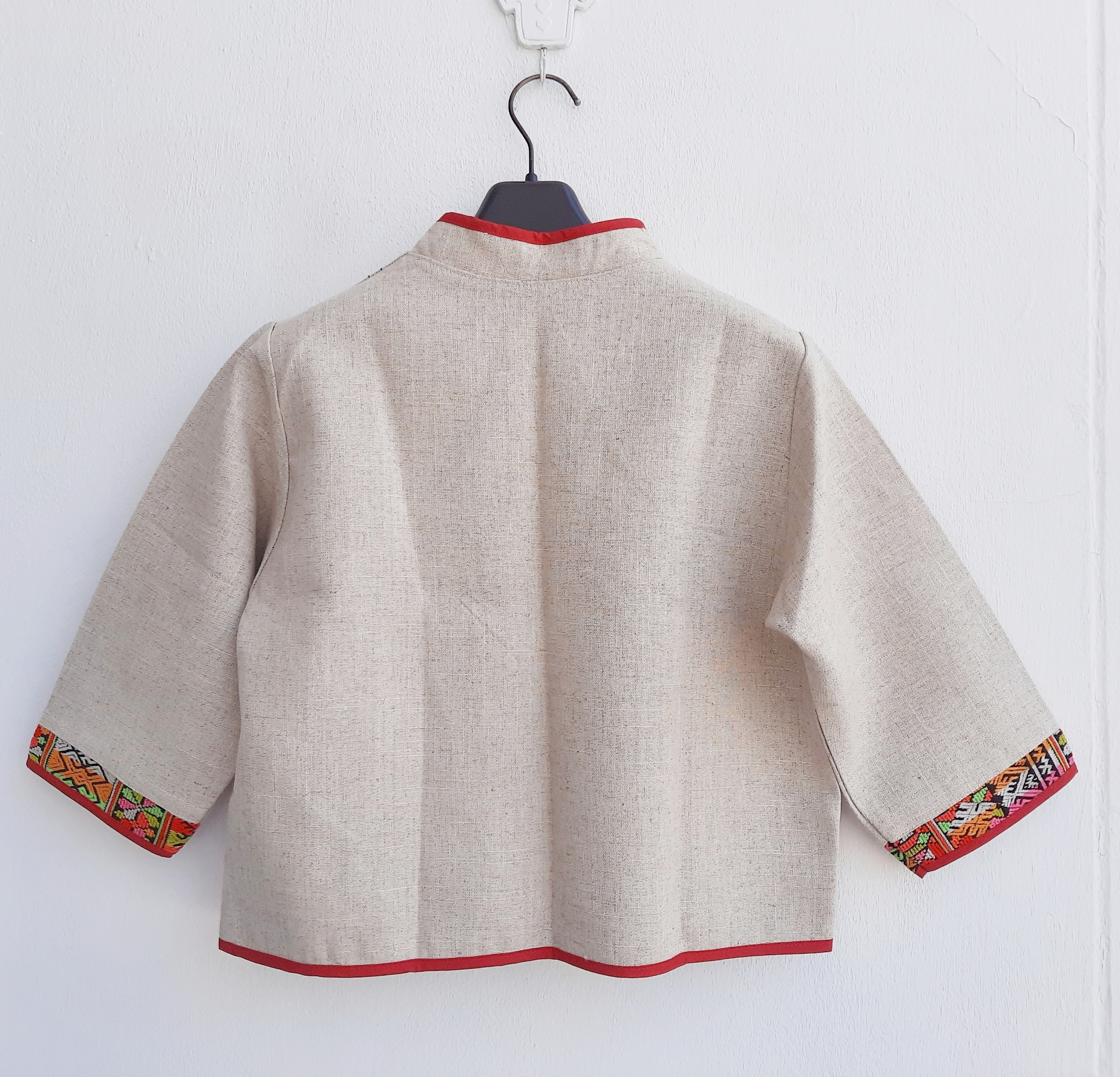 เสื้อคลุมใยกัญชงสีครีม แต่งผ้าชาวเขา สีสด