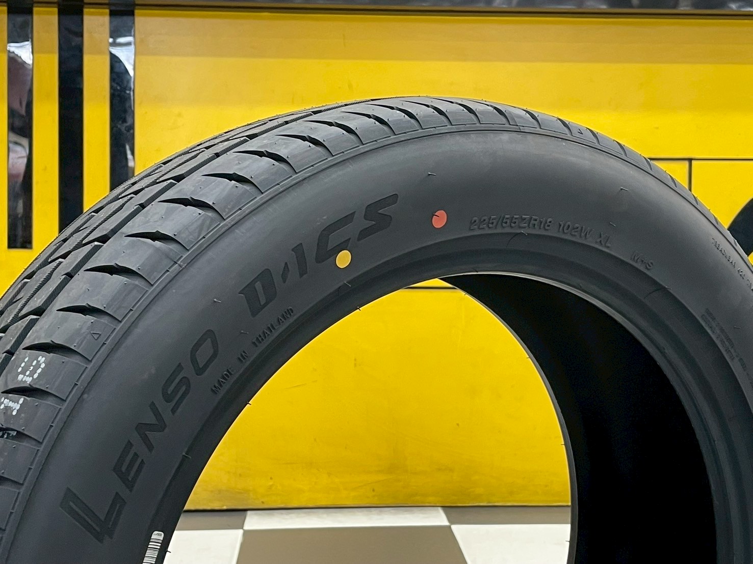 ยาง Lenso D1CS ขนาด 225/55R18 เป็นยางสปอร์ตสำหรับรถเก๋งที่เน้นความนุ่มเงียบและการเกาะถนนดีเยี่ยม ยางใหม่ปี2025 🛞