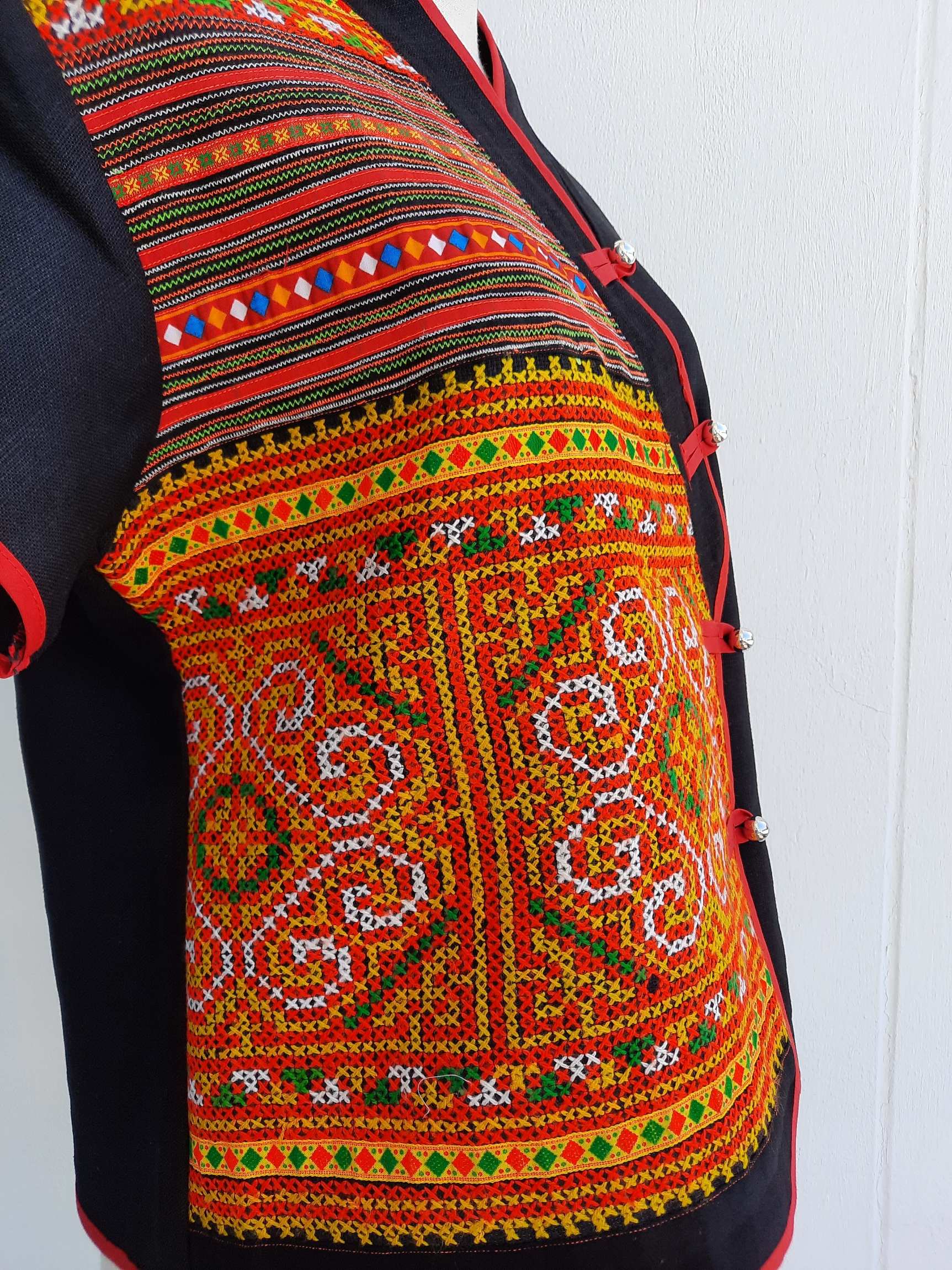 เสื้อกัญชงสีดำแต่งผ้าม้งลายโบราณ ปักเต็ม