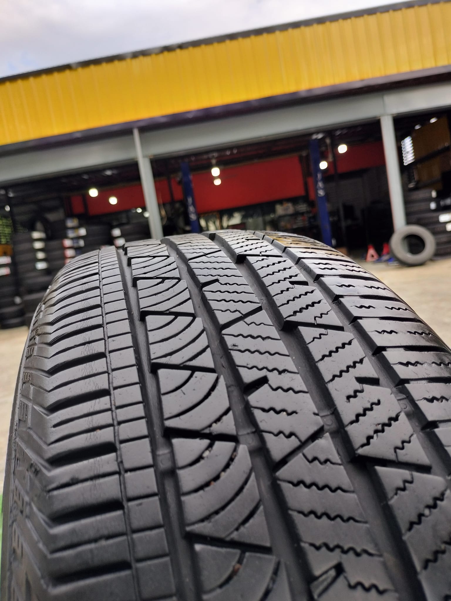 ยางมือ2 สภาพดี ขอบ17" ยางยี่ห้อCONTINENTAL LX SPORT 225/65R17