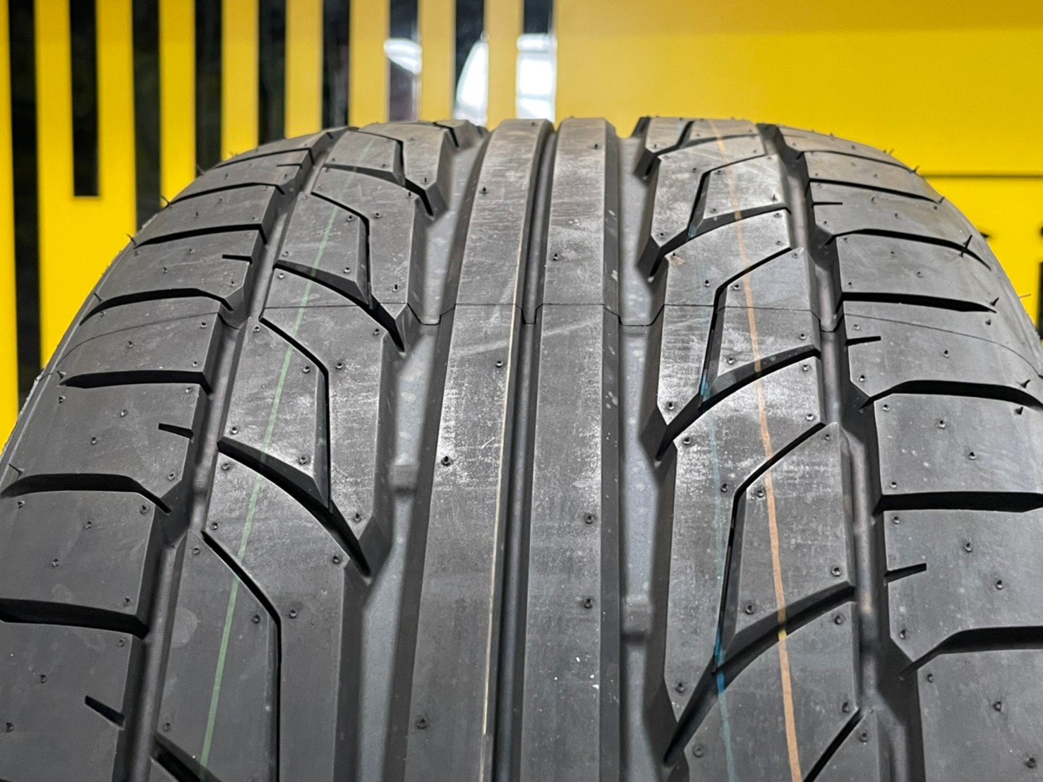 255/35R20 NITTO NT555 G2 ยางปี20 จัดส่งฟรี จุ๊บลมใหม่ฟรี (1เส้น)