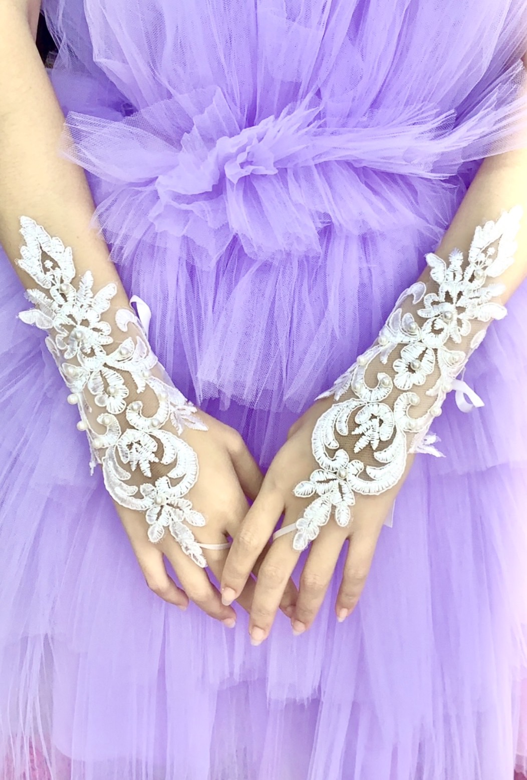 ถุงมือเด็ก(มีหน้าร้านอยู่รัชดา)KS022 สีขาว ผ้าลูกไม้แบบคีบยาว ติดมุก
