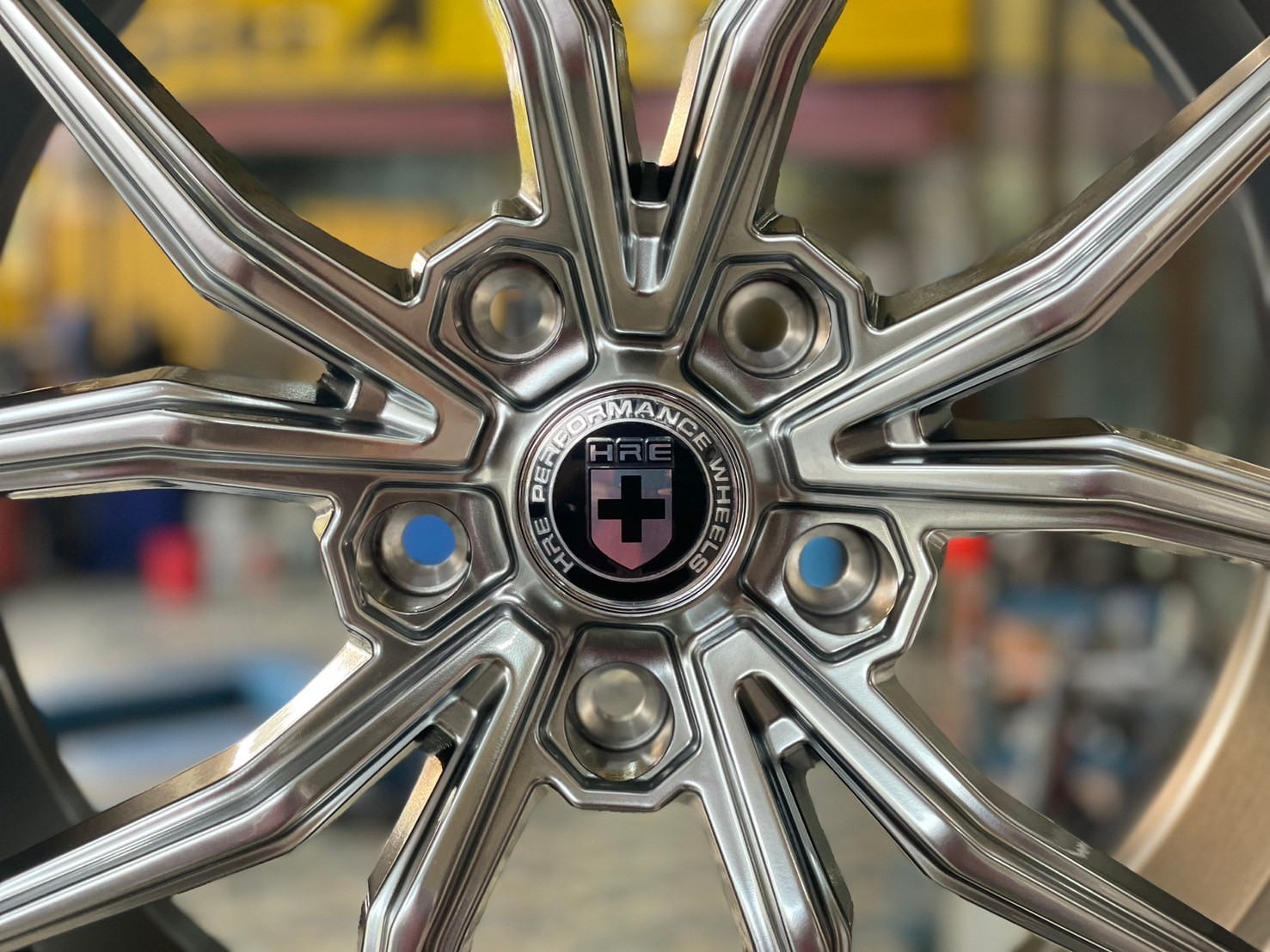 ล้อแม็กซ์ใหม่ ขอบ19" นิ้ว ล้อเบาผลิตแบบ Flow Forming มาตรฐานคุณภาพดี MODEL : FF21R SIZE : 18x8.5 ET35 SIZE : 18x9.5 ET38 PCD : 5x120