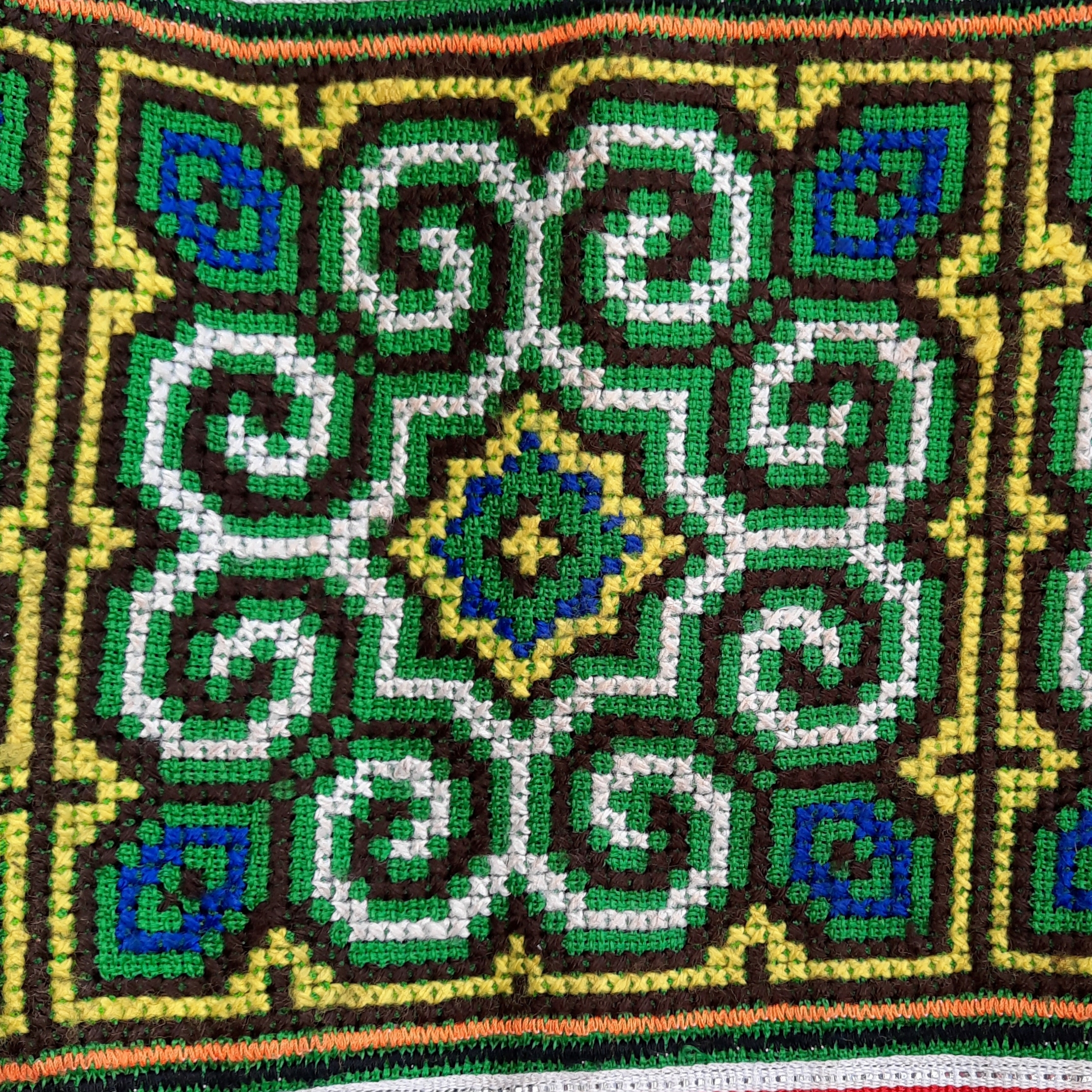 กางเกงลำลองแต่งผ้าชาวเขา ลายชัดสวย