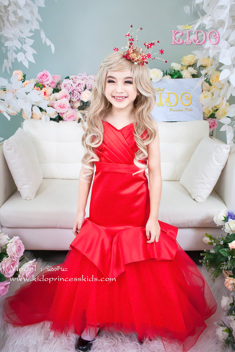 เช่าชุดเด็ก*มีหน้าร้านอยู่รัชดา ลองได้ เปลี่ยนได้ ถ่ายรูปเองจากสินค้าจริง*W18216 ชุดราตรีเด็กเดินแบบสีแดง ตัวเสื้อเก๋ด้วยการเย็บจับจับเกล็ด ทรงหางปลาเสริมความหรูชายกระโปรงด้วยผ้าโปร่งอัดพรีสหน้ายาวเสมอพื้นหลังยางลากดิน หน้าสั้นหลังยาว