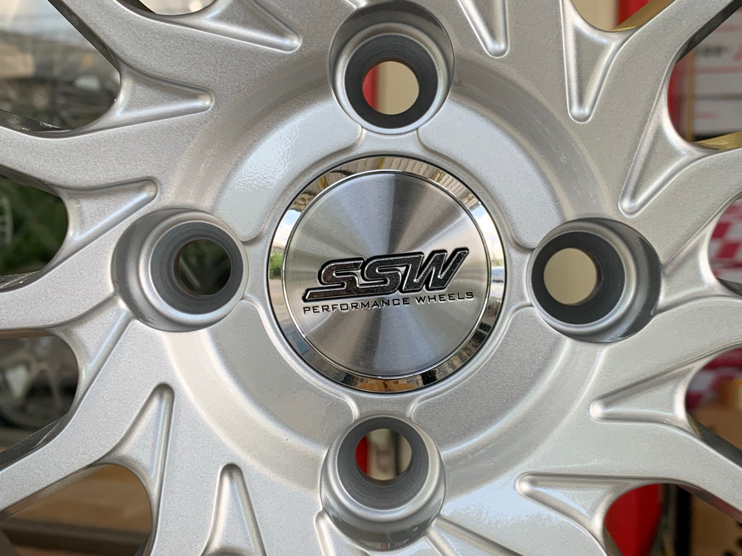 ล้อแม็กขอบ15 Model 355งานไทย SSW 4รู100 กว้าง7 ออฟ38 สีซิลเวอร์