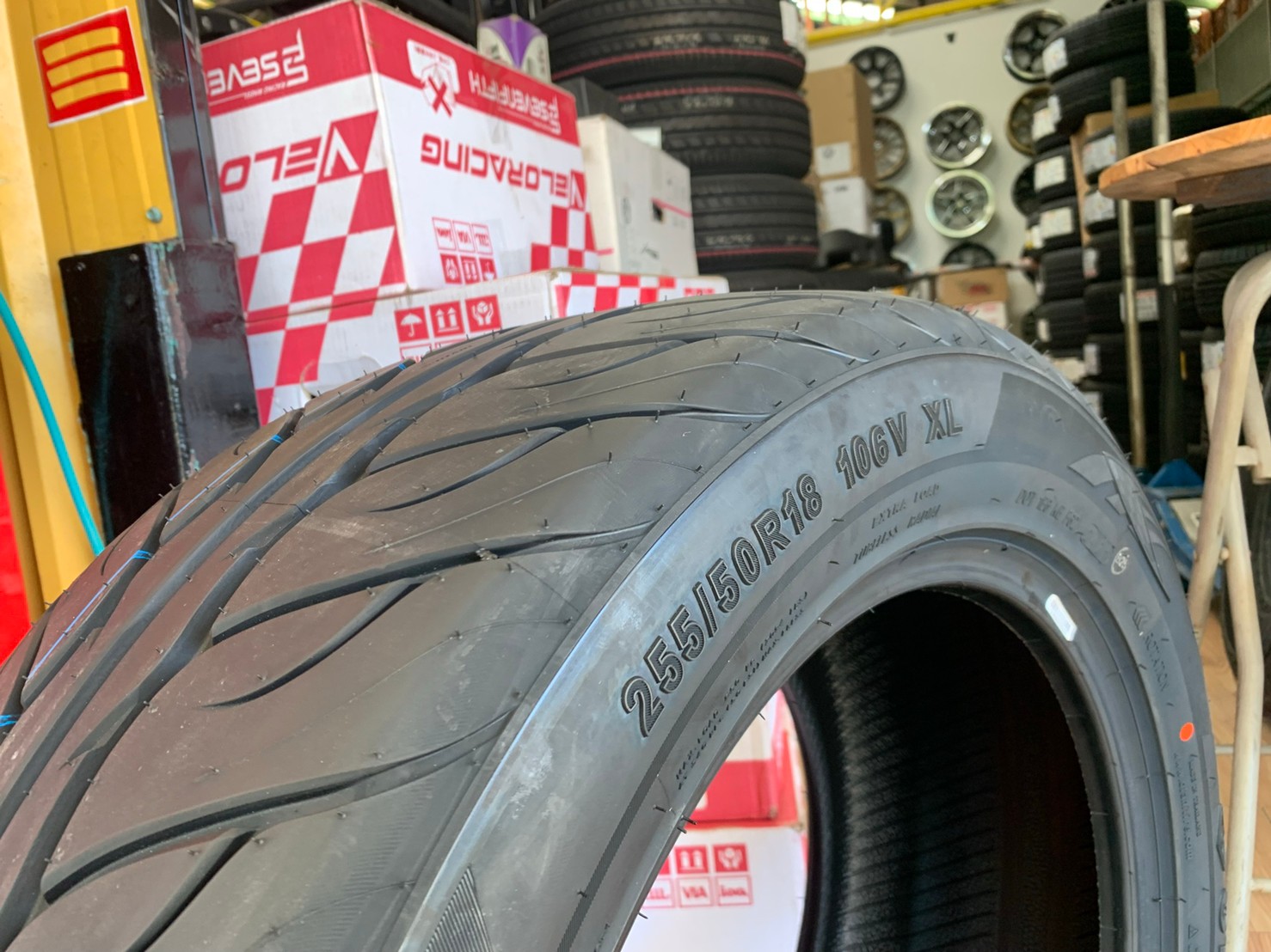 โดนใจสายซิ่ง ยางลายใหม่ นุ่มหนึบ OTANI BM2000 255/50R18 ราคาพิเศษพร้อมติดตั้งฟรี สนใจสอบถามเพิ่มเติมได้ค่ะ