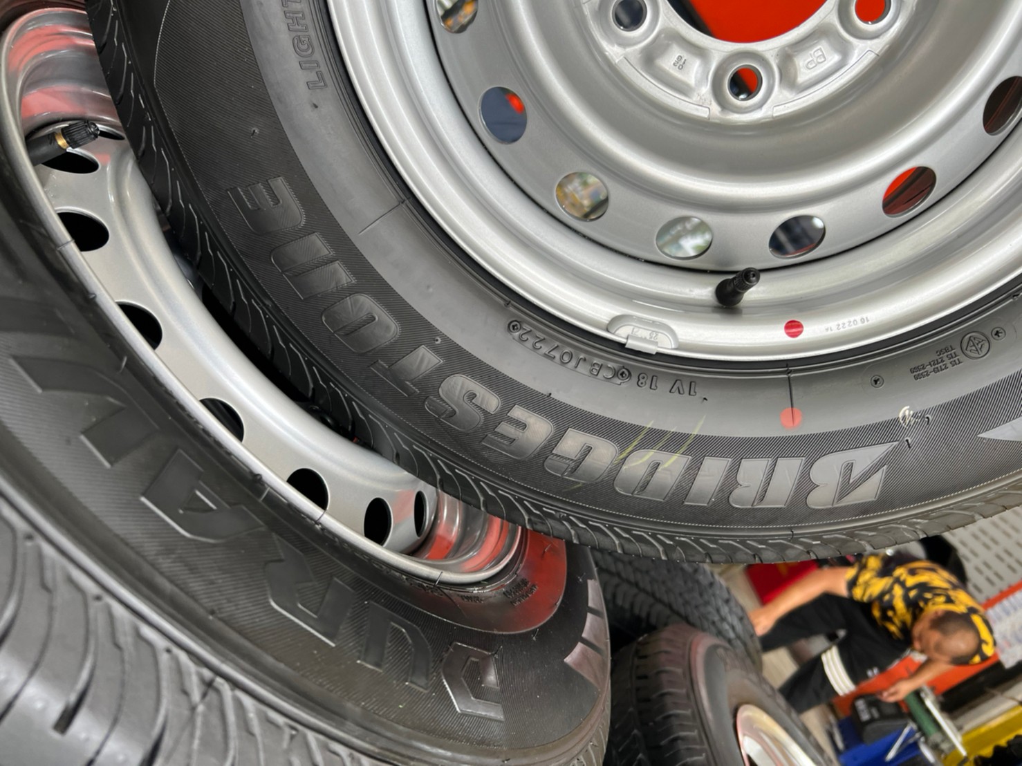 ล้อกระทะ ขอบ15 5x114 พร้อมยาง Bridgestone R611 215/70R15 ยางปี22 ยางใหม่ล้อถอดจากป้ายแดง