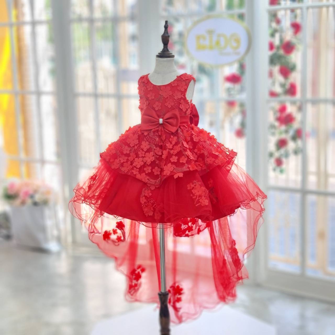 ชุดออกงานเด็ก(หน้าร้านอยู่รัชดา ลองได้ถ่ายรูปจากชุดจริง)E041สีแดง ตกแต่งด้วยดอกไม้ทั้งตัว กระโปรงหน้าสั้นหลังยาว