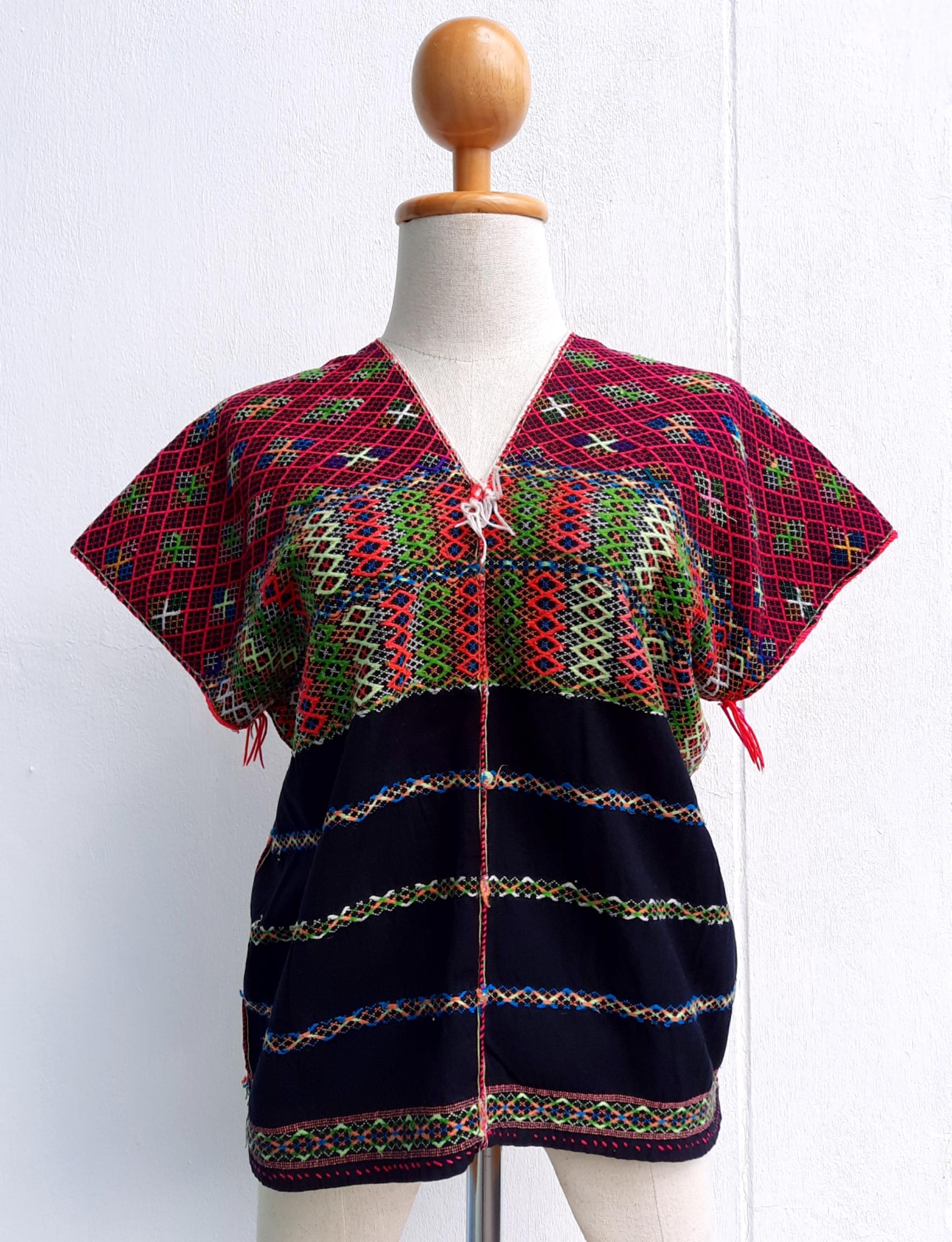 เสื้อกะเหรี่ยงผ้าดำ ทอลายและปักมือ สีสด