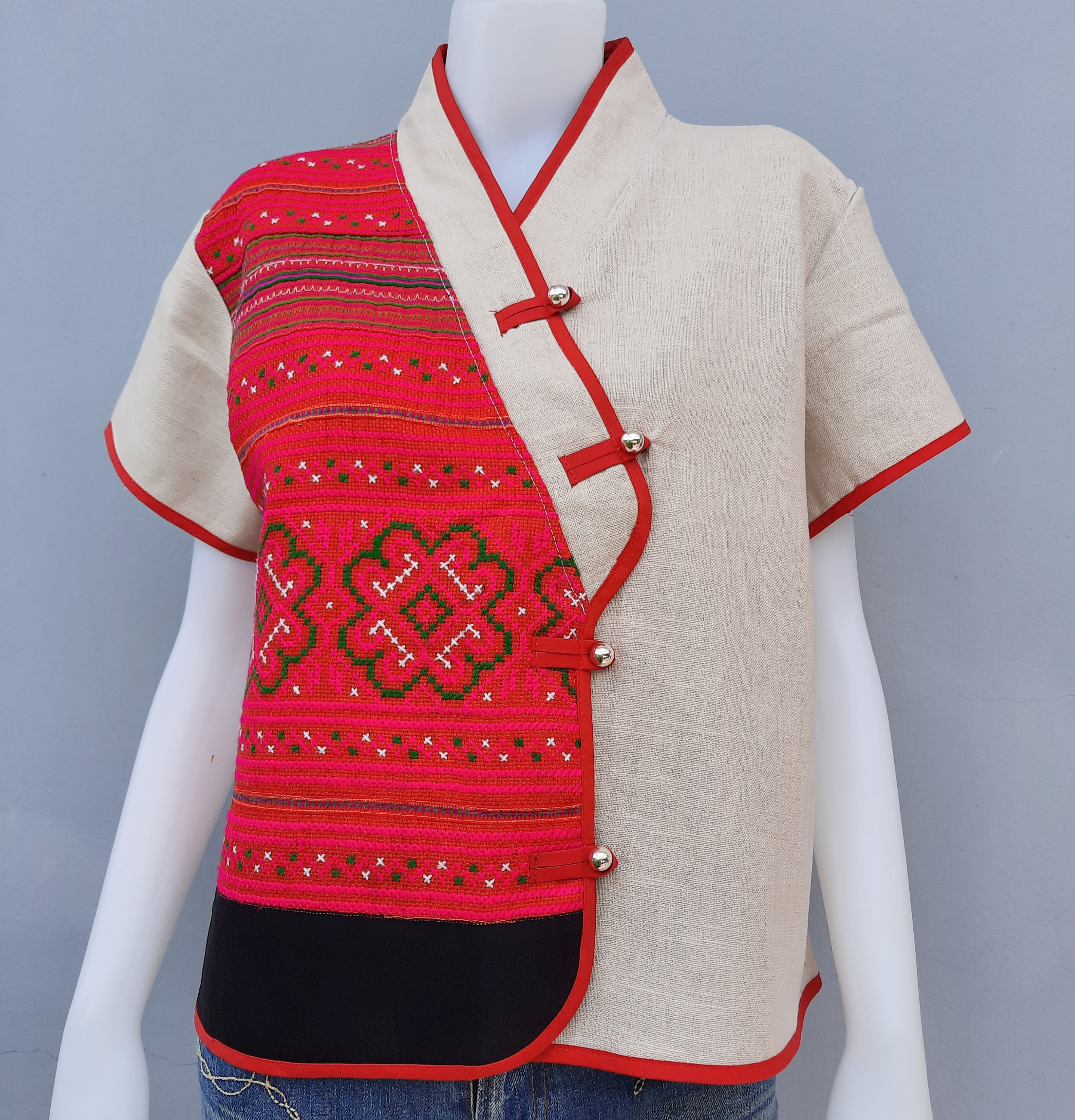 เสื้อป้ายผ้ากัญชงสีผ้าดิบ แต่งผ้าม้งโทนชมพู