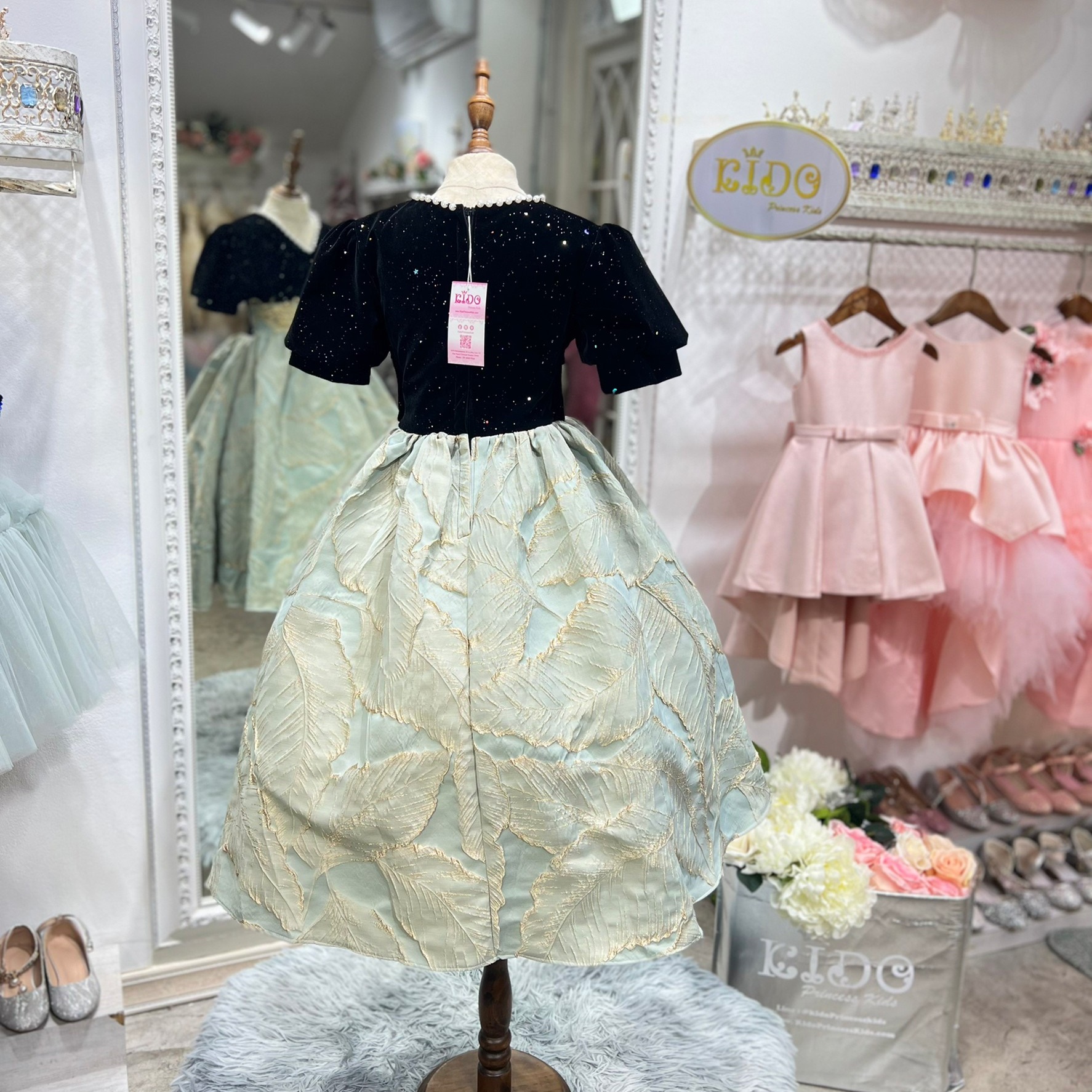 ชุดออกงานเด็ก(หน้าร้านอยู่รัชดา ลองได้ถ่ายรูปจากชุดจริง)W18437 แนวเฮปเบิร์น เสื้อสีดำ กระโปรงยาวสีครีม แขนตุ๊กตา