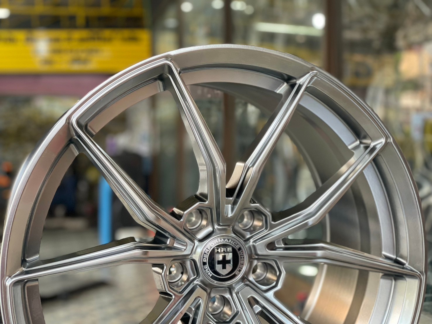 ล้อแม็กซ์ใหม่ ขอบ19" นิ้ว ล้อเบาผลิตแบบ Flow Forming มาตรฐานคุณภาพดี MODEL : FF21R SIZE : 18x8.5 ET35 SIZE : 18x9.5 ET38 PCD : 5x120