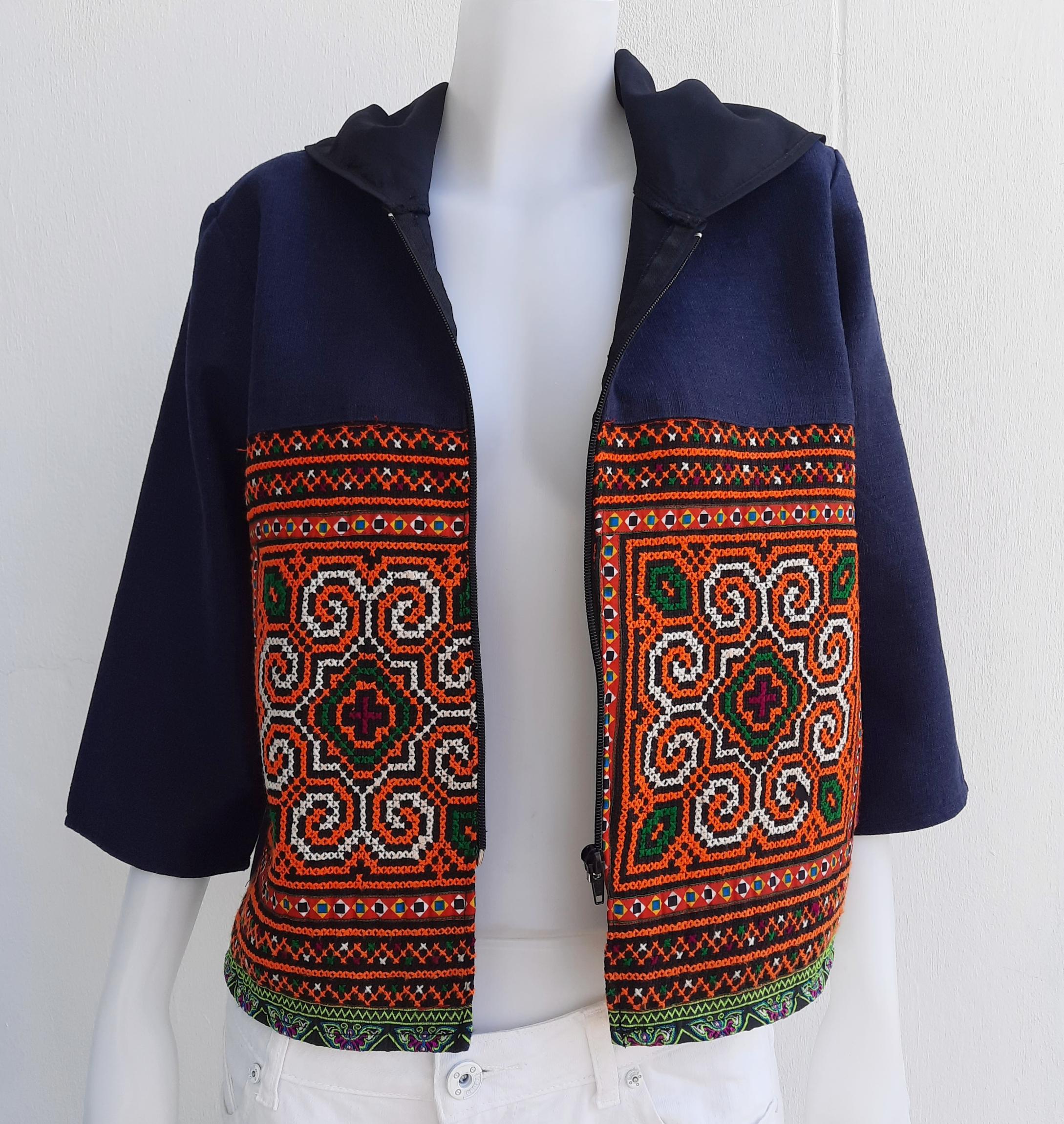 เสื้อฮู้ดผ้าใยกัญชงสีกรม แต่งผ้าปักมือชาวเขา