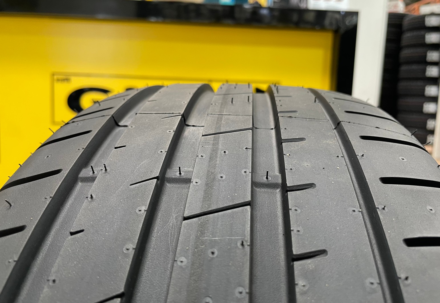 Apollo 235/35R19 Aspire4G ยางใหม่ปี2021 พร้อมติตตั้งฟรี