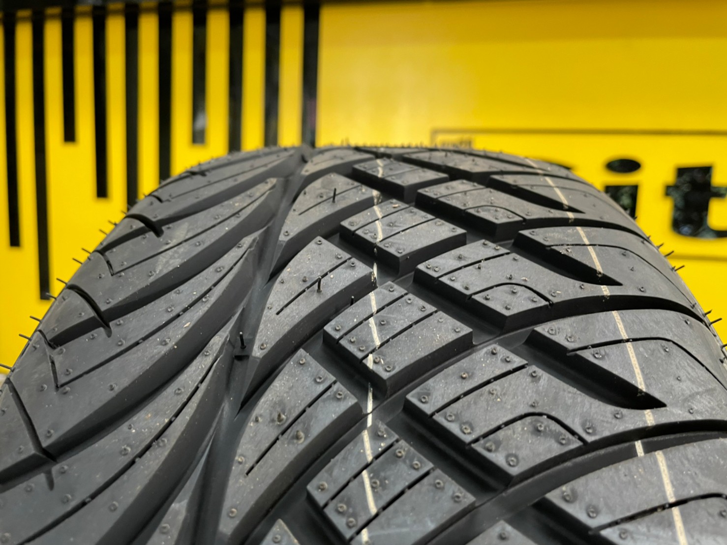 ยางสปอร์ตลายซิ่ง ยางKINTO V-36 ขนาด225/50R15 ยางใหม่ปี2021