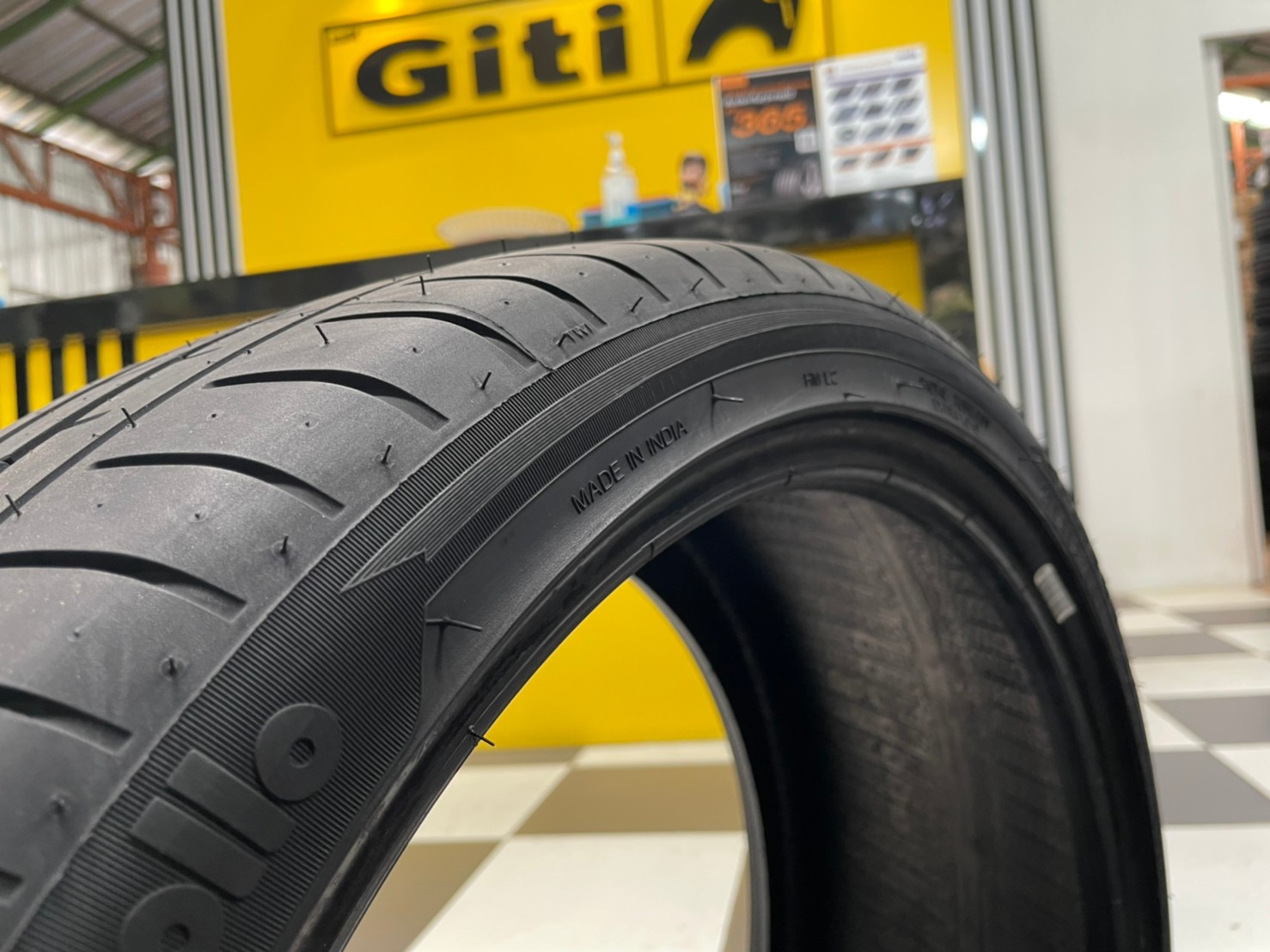 Apollo 235/35R19 Aspire4G ยางใหม่ปี2021 พร้อมติตตั้งฟรี