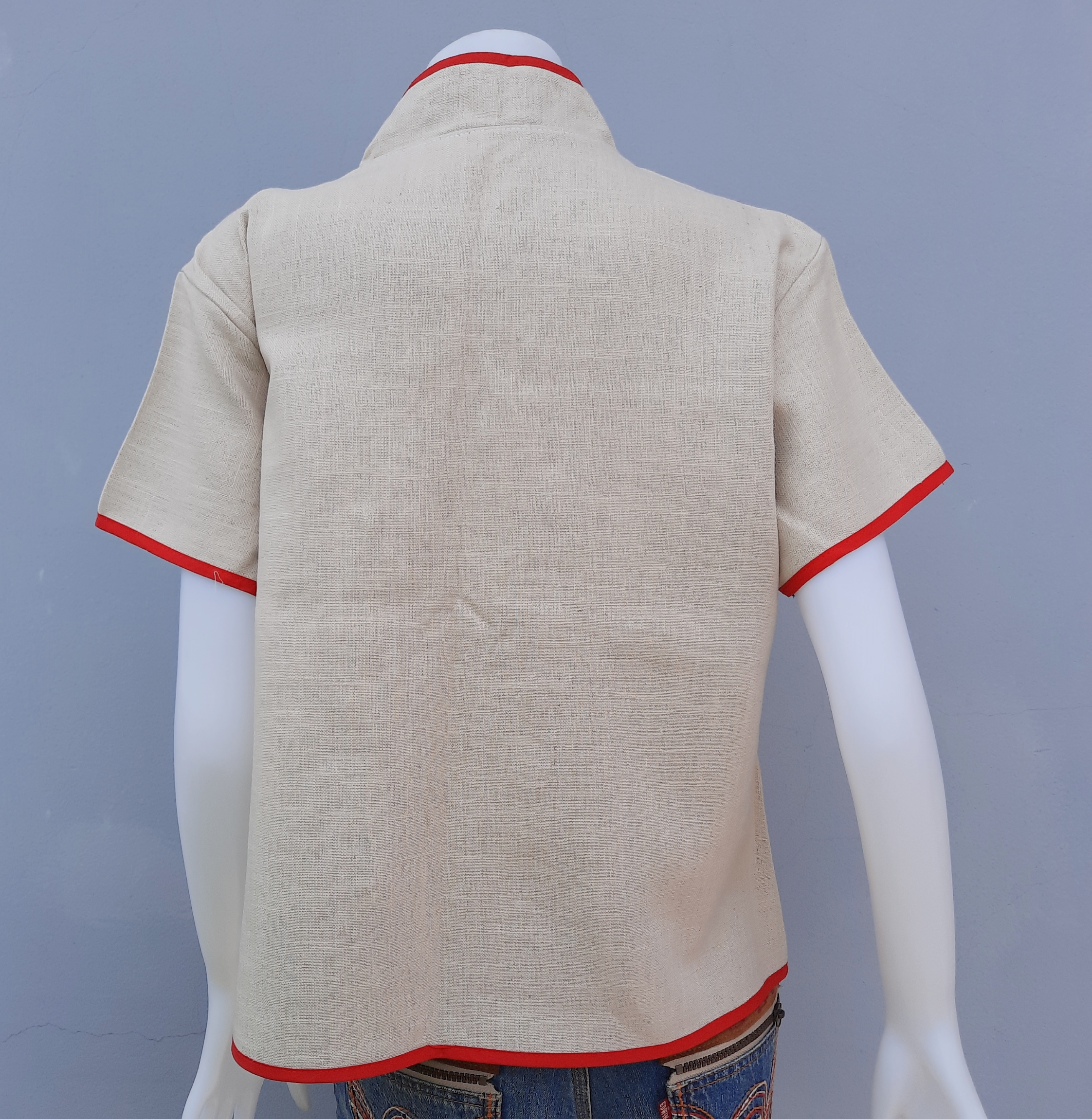 เสื้อกัญชงสีครีม แต่งผ้าปักโทนชมพูเข้ม