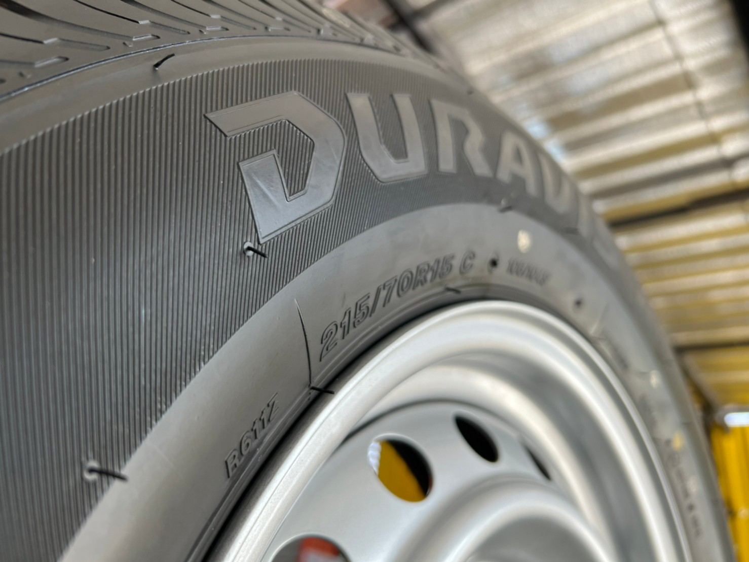 ล้อกระทะ ขอบ15 5x114 พร้อมยาง Bridgestone R611 215/70R15 ยางปี22 ยางใหม่ล้อถอดจากป้ายแดง