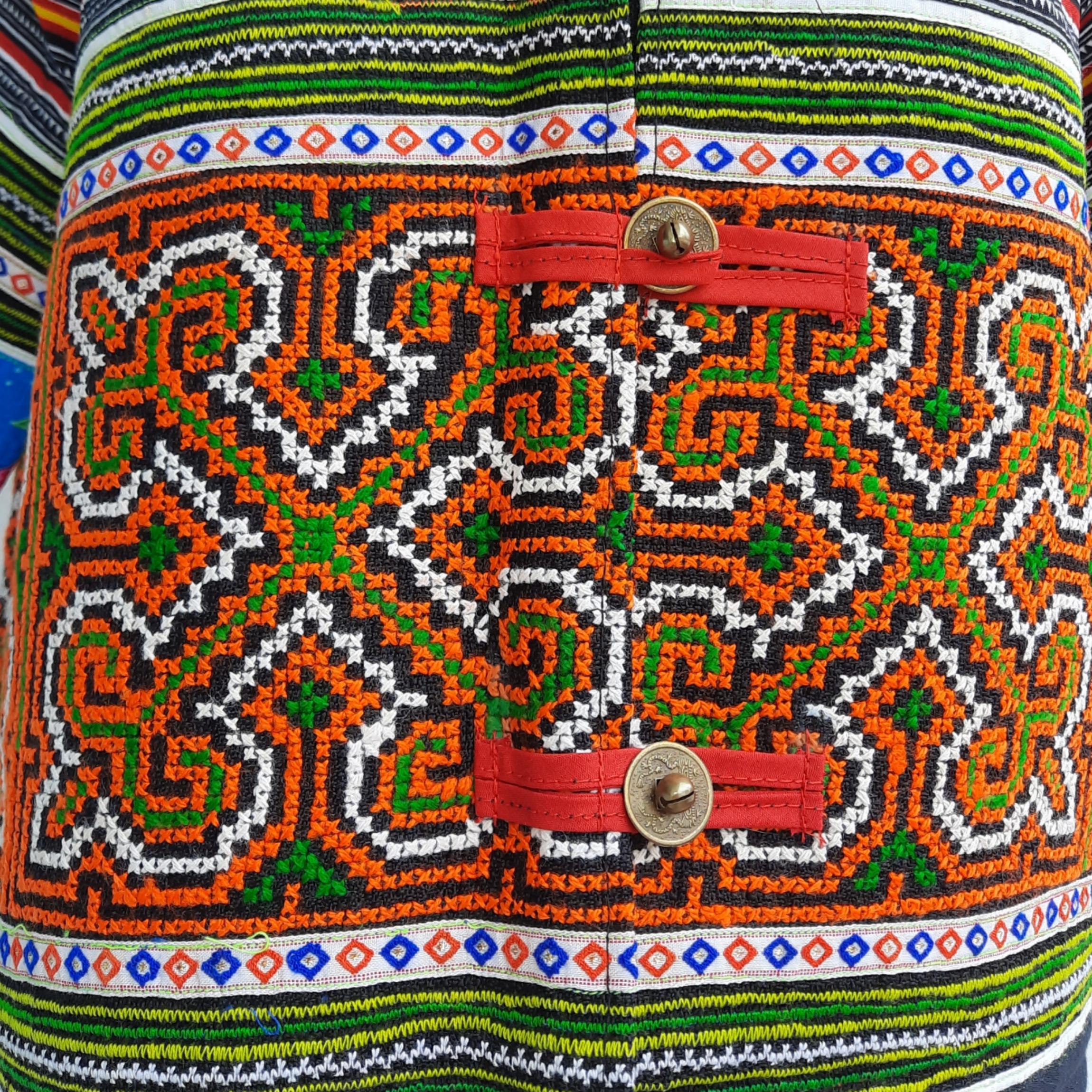 เสื้อคลุมผ้าม้ง ลายโบราณ สีสวยสด