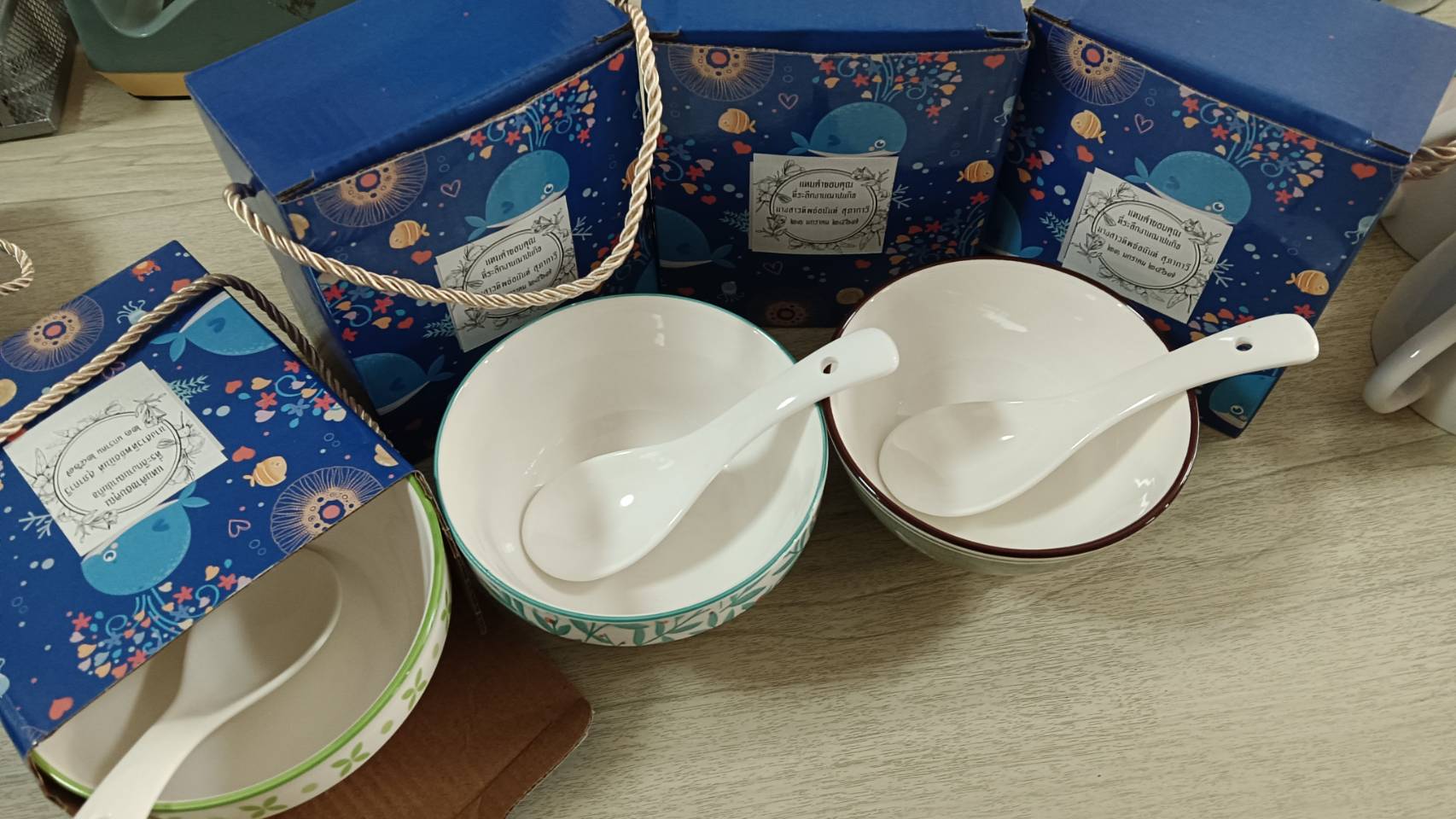 ชุดถ้วยเซรามิค พร้อมช้อน มีกล่องหูหิ้ว