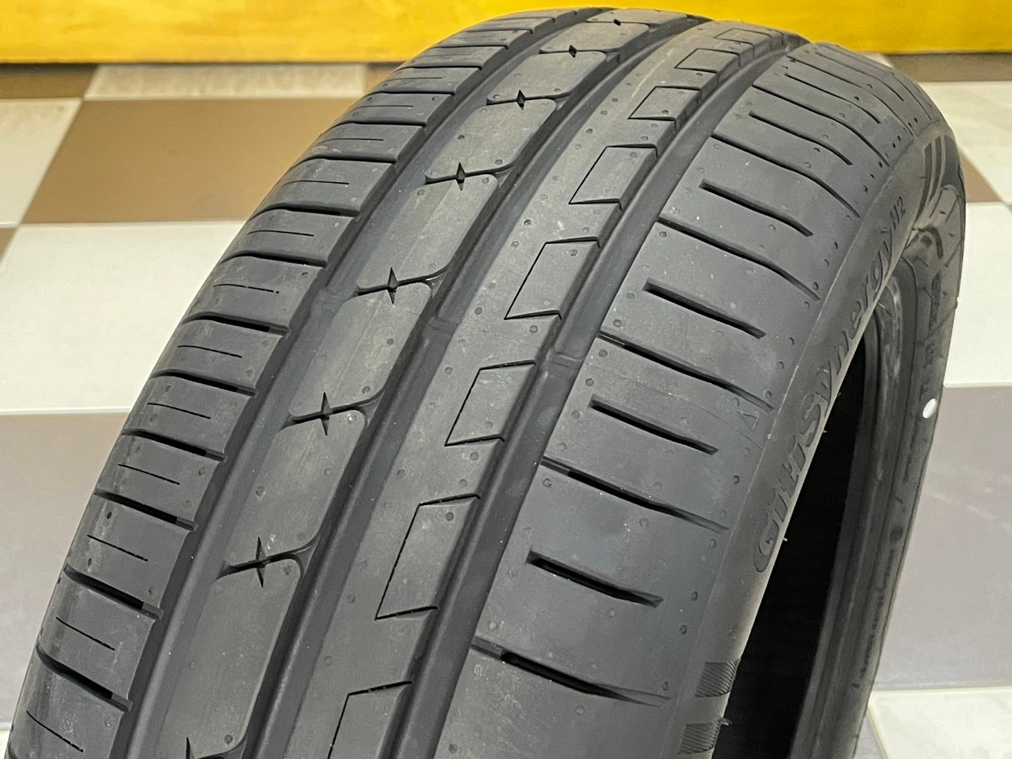 Giti Synergy H2 ขนาด 185/55R16 เป็นยางกลุ่ม Comfort & Silence ที่ออกแบบมาเพื่อรถยนต์ขนาดกลางและเล็ก