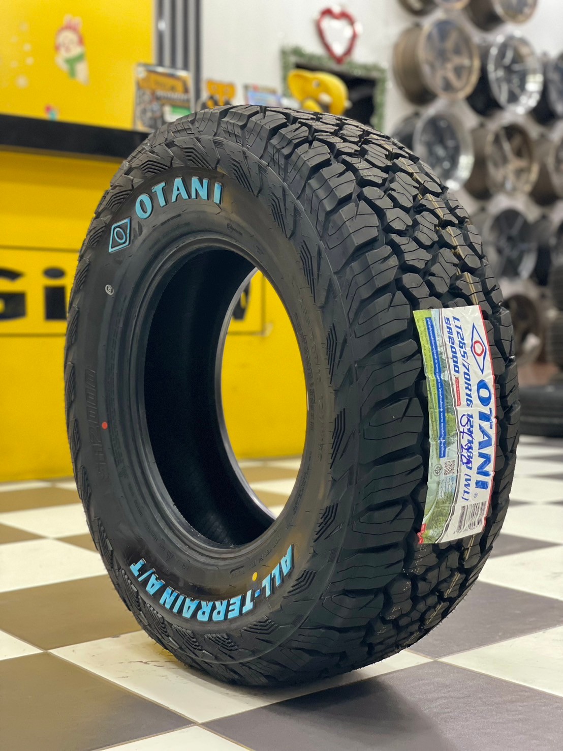 ยาง OTANI SA2000 ขนาด 265/70R16 เป็นยาง All-Terrain ที่ออกแบบมาเพื่อความทนทานและการใช้งานบนทุกสภาพถนน เหมาะมากสำหรับรถกระบะ 4x4 หรือรถที่ต้องการลุยทางฝุ่น ทางลูกรัง หรือใช้งานหนักแบบออฟโรด 🚙🌄