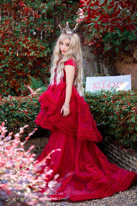 เช่าชุดเด็ก*มีหน้าร้านอยู่รัชดา ลองได้ เปลี่ยนได้ ถ่ายรูปเองจากสินค้าจริง*W18206 ชุดเดินแบบเด็กสีแดงเน้นความหรูที่การตกแต่งด้วยการนำผ้ามาจับจีบระบายแต่งเป็นลวดลายในชุด กระโปรงทรงหน้าสั้นหลังยาวดูเปรี้ยวแบบมีสไตล์ มีแขน