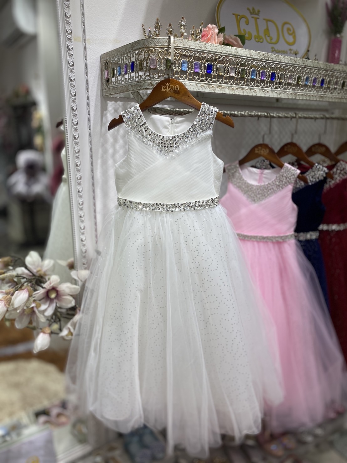 ssชุดราตรีเด็ก(หน้าร้านอยู่รัชดา ลองได้ถ่ายรูปจากชุดจริง)A214สีทอง สีขาว สีชมพู สีแดง สีน้ำเงิน สีฟ้าอกแต่งจีบไหว้เอวปัดเกล็ด กระโปรงยาวสุดหรูหราไฮโซมากๆเลย เดรสออกงานเด็ก