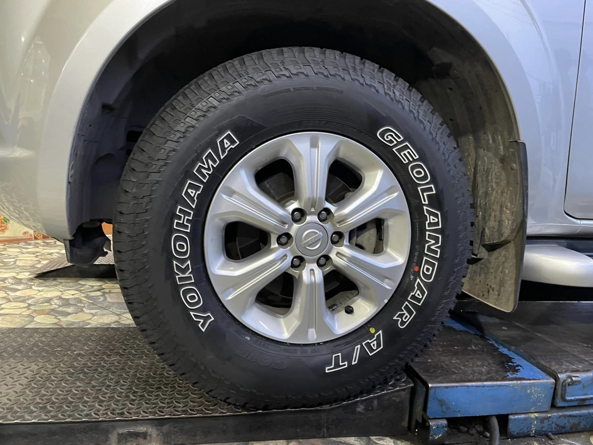 🚘#Nissan_Navara🚘 🛞ยางใหม่ YOKOHAMA GEOLANDAR A/T G015 265/70R16 ยางใหม่ปี2024 ยางตัวหนังสือสีขาว