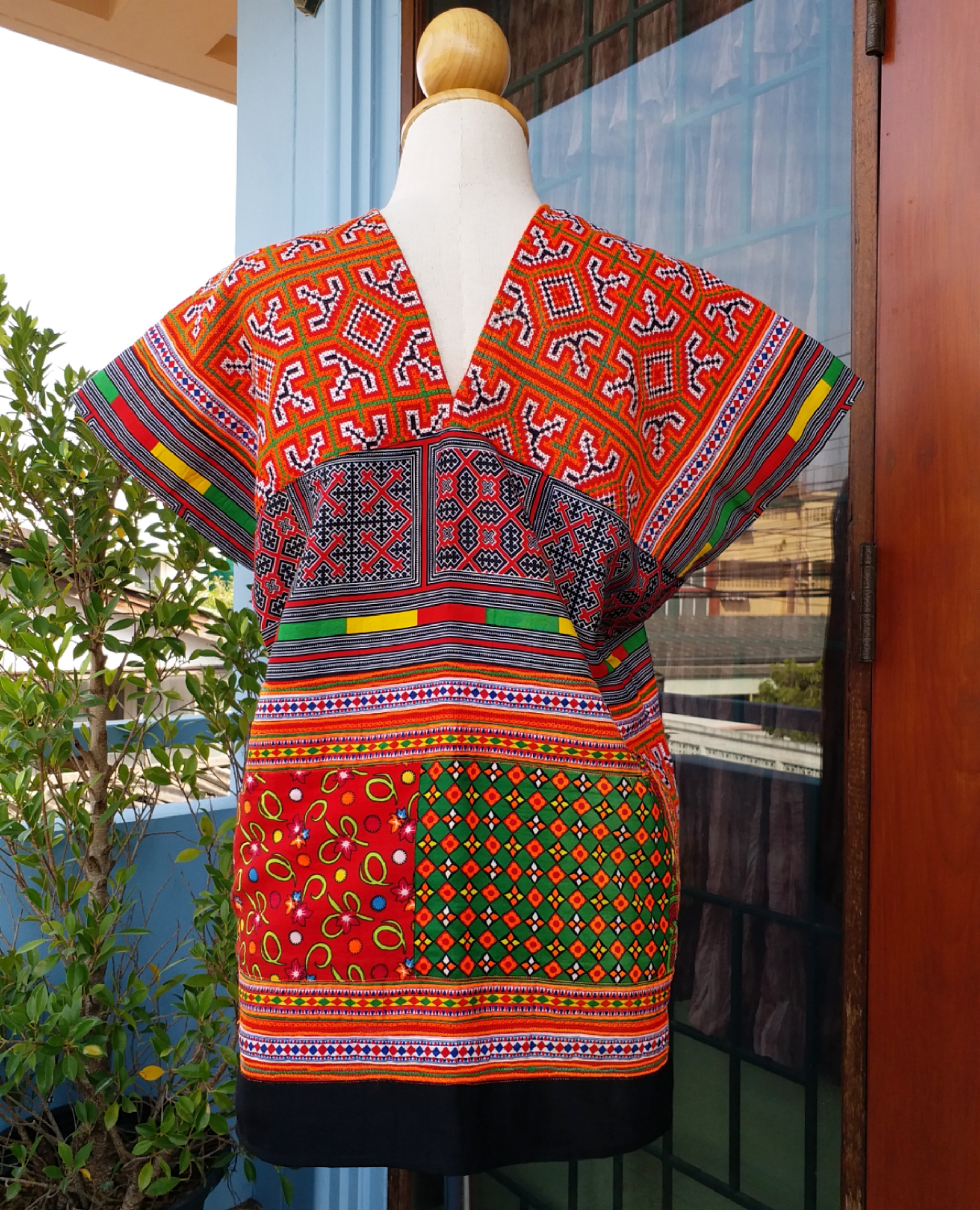 เสื้อผ้าปักมือ สีสด โทนส้ม