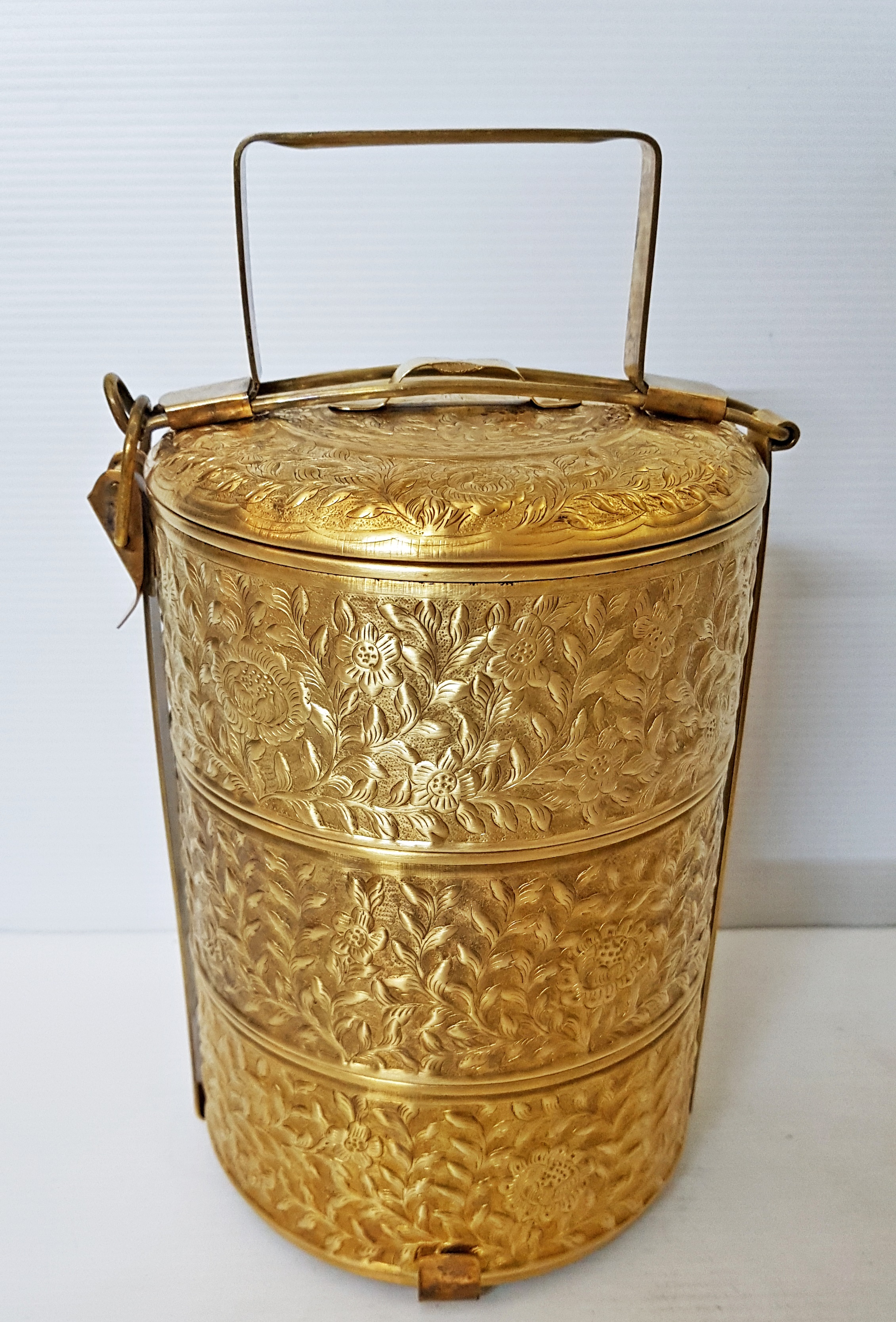 ปิ่นโตสามชั้นทองเหลืองตอกลายพิกุล สามชั้น แฮนด์เมดฝีมือดี