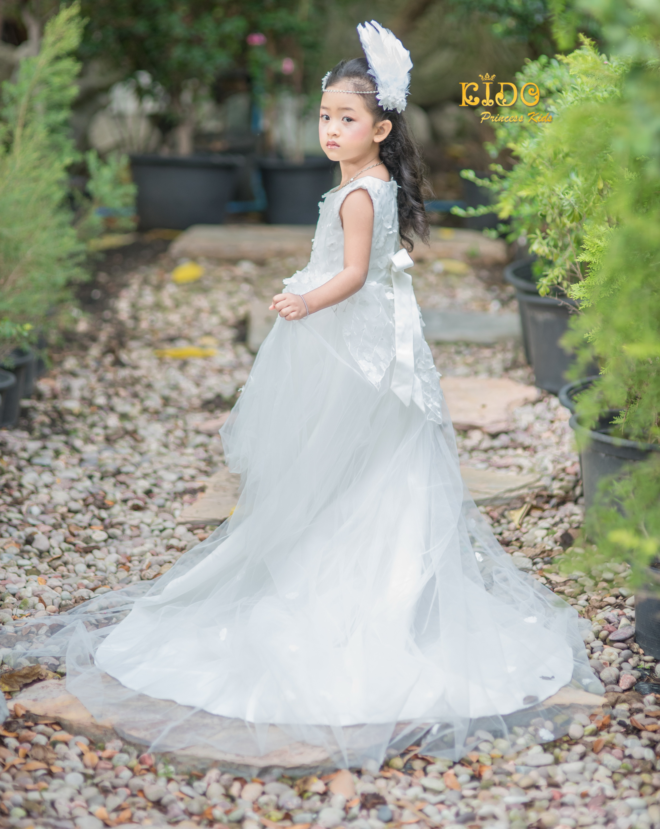 ชุดเจ้าหญิง(หน้าร้านอยู่รัชดา ลองได้ถ่ายองจากชุดจริง)W1291สีขาว ติดกลีบดอกไม้สวยๆ กระโปรงหน้าสั้นหลังยาวมาก เวลาเดินชายกระโปรงให้ความรู้สึกเหมือนเจ้าหญิงเลยคะ