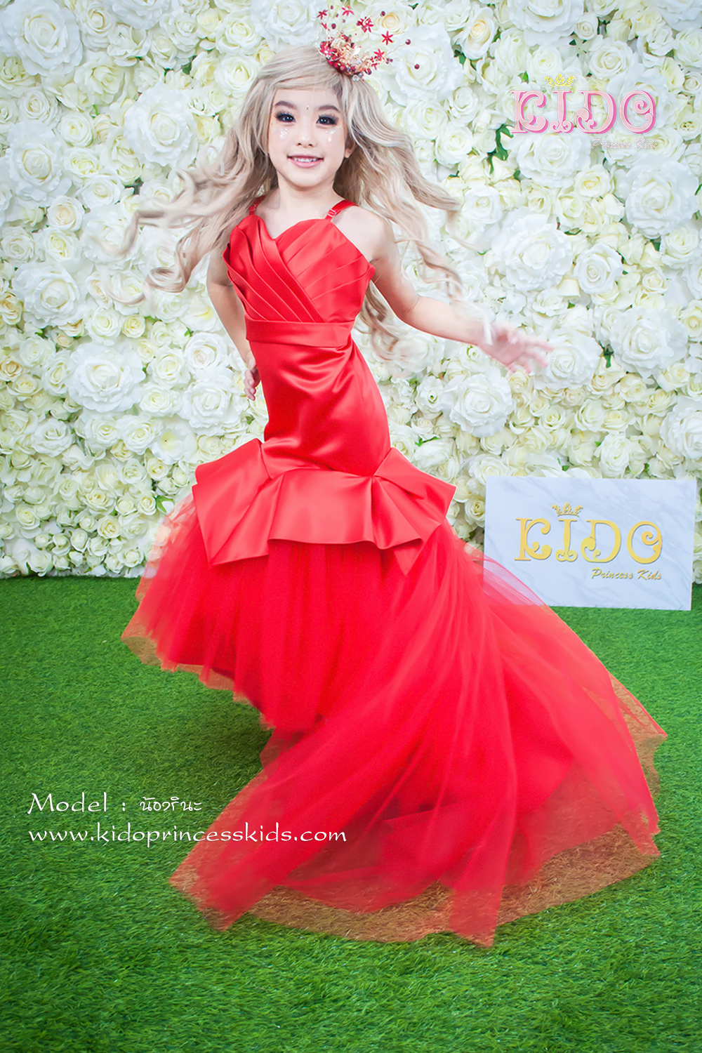 เช่าชุดเด็ก*มีหน้าร้านอยู่รัชดา ลองได้ เปลี่ยนได้ ถ่ายรูปเองจากสินค้าจริง*W18216 ชุดราตรีเด็กเดินแบบสีแดง ตัวเสื้อเก๋ด้วยการเย็บจับจับเกล็ด ทรงหางปลาเสริมความหรูชายกระโปรงด้วยผ้าโปร่งอัดพรีสหน้ายาวเสมอพื้นหลังยางลากดิน หน้าสั้นหลังยาว