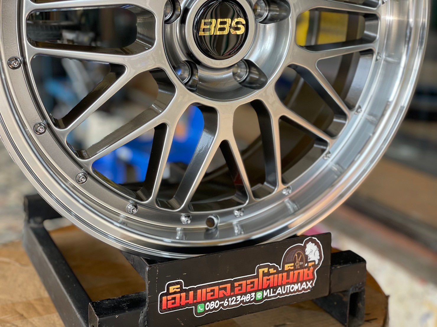 ล้อแม็กซ์ #BBS #LM (FLOW FORMING) Model : F030 18x8.0 ET35 PCD : 5x120 CB: 72.56 Color : HBLP ตรงสเปค BMW 18" 5รู120 สีไฮเปอร์ซิลเวอร์ หมุดเงิน