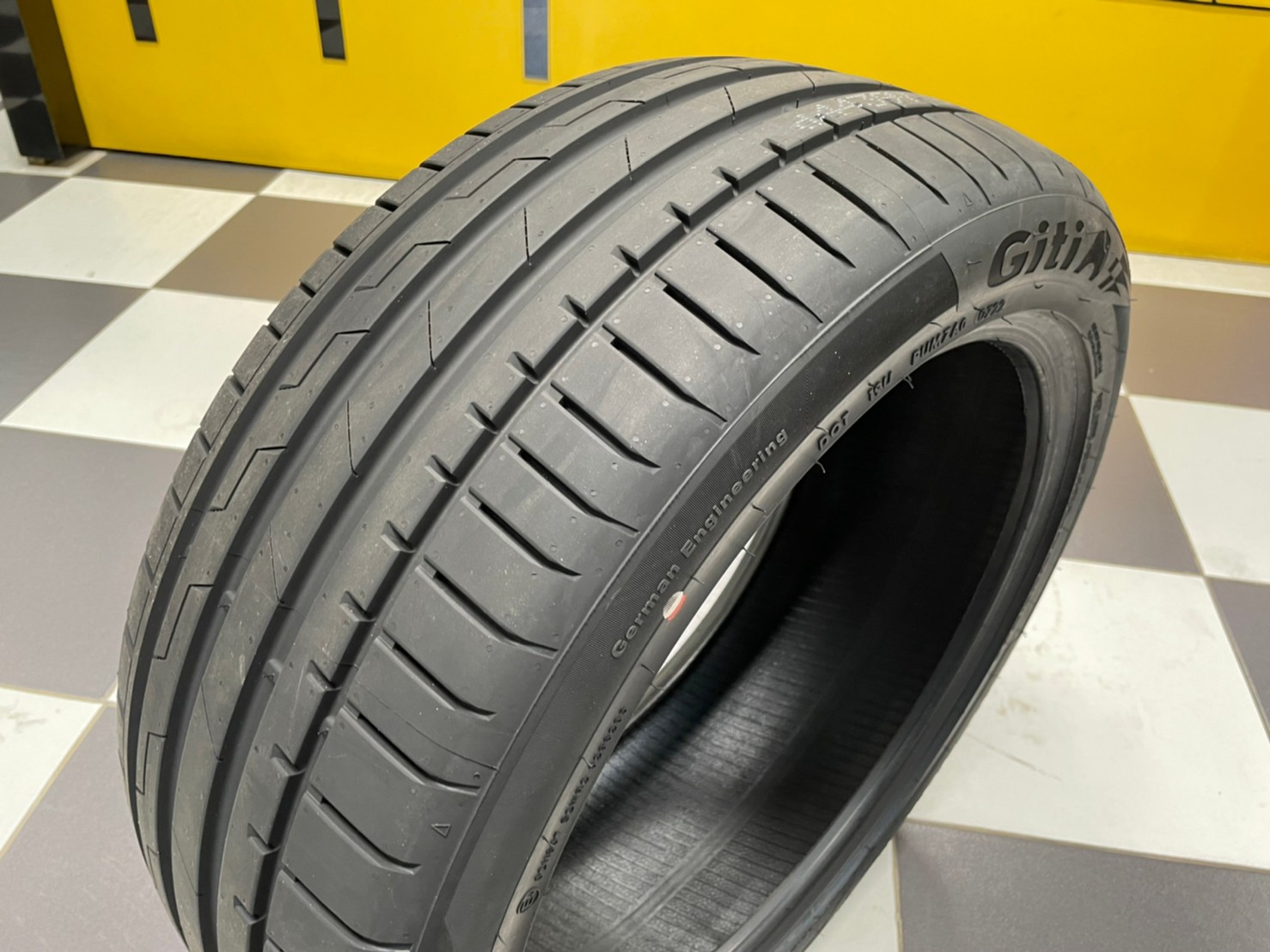 GITI SportS2 245/45R19 ยางใหม่ปี2022 ยางสปอร์ตสมรรถนะสูง คุณภาพดี ราคาโปรโมชั่นพิเศษ พร้อมติดตั้งฟรี
