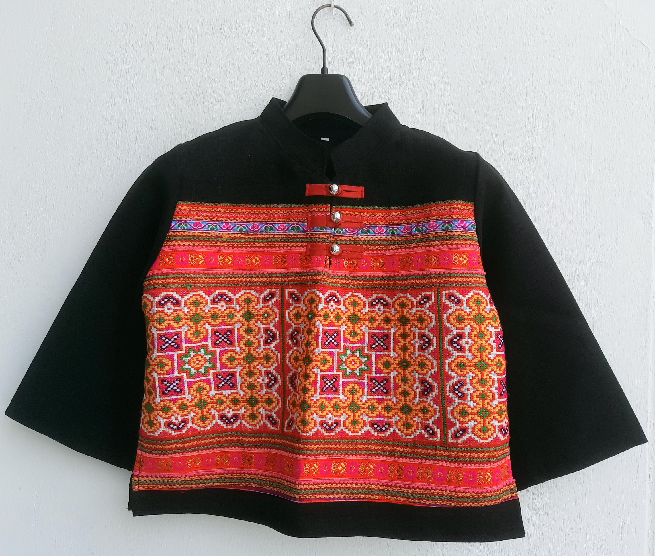 เสื้อสีดำผ้ากัญชง ลายปักสวย
