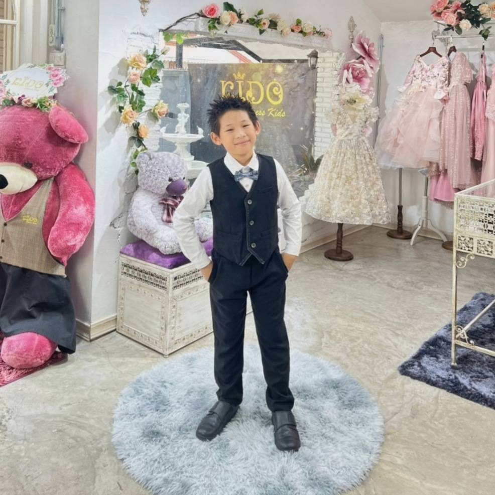 ssชุดสูทเด็กผู้ชาย(หน้าร้านอยู่รัชดา ลองได้ถ่ายรูปจากชุดจริง)S100 เซ็ตสูท 5 ชิ้น สูทสีน้ำเงิน สีดำ แต่งด้ายขาว เชิ้ตขาว มาพร้อมเสื้อกั๊กและโบว์หูกระต่าย กางเกงขายาว สุดเท่ สุดๆ