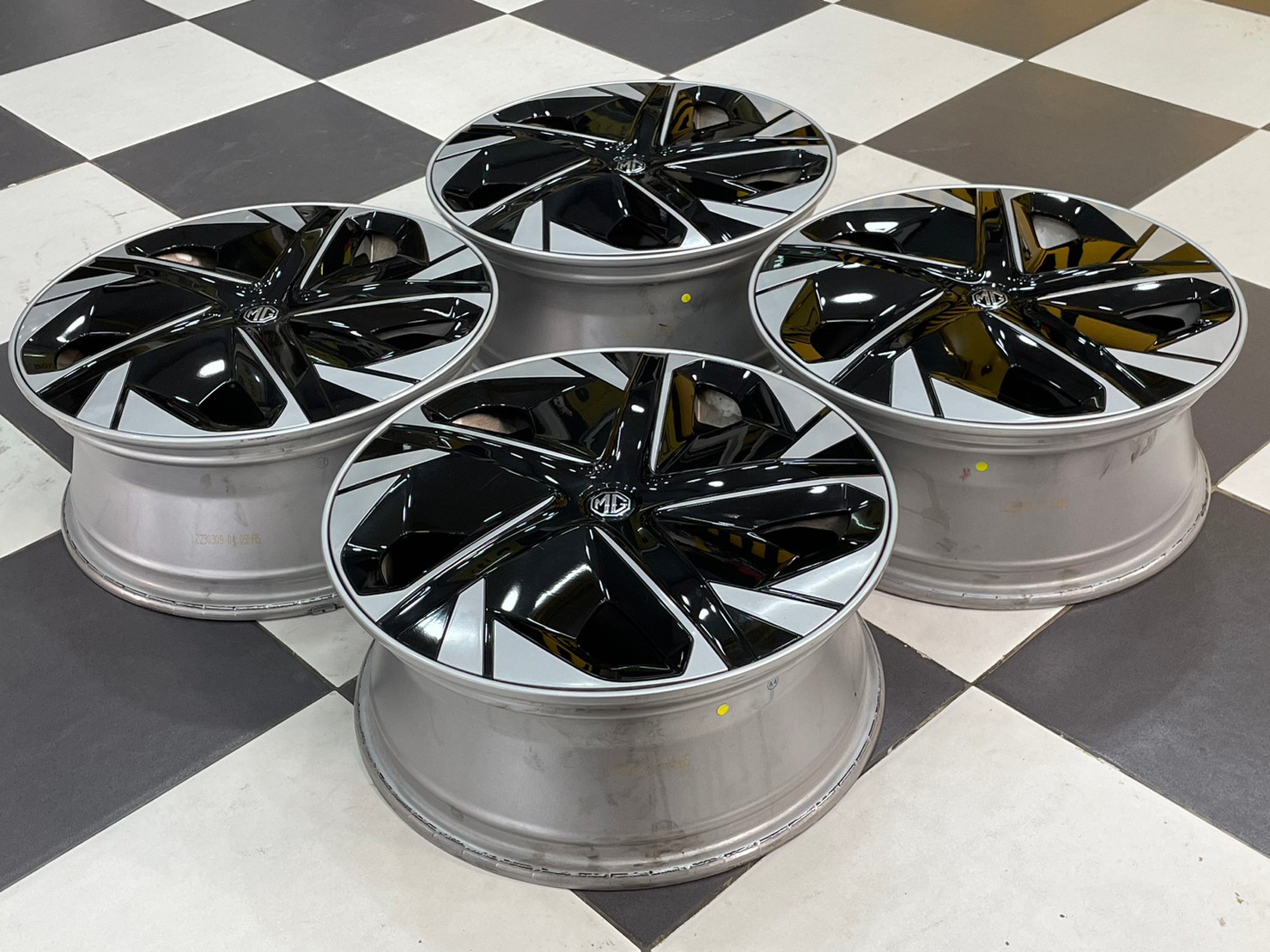 ล้อแม็กป้ายแดงติดรถไฟฟ้า MG4 สีซิลเวอร์พร้อมฝาตบสีดำเงาสวยๆ (4วง)