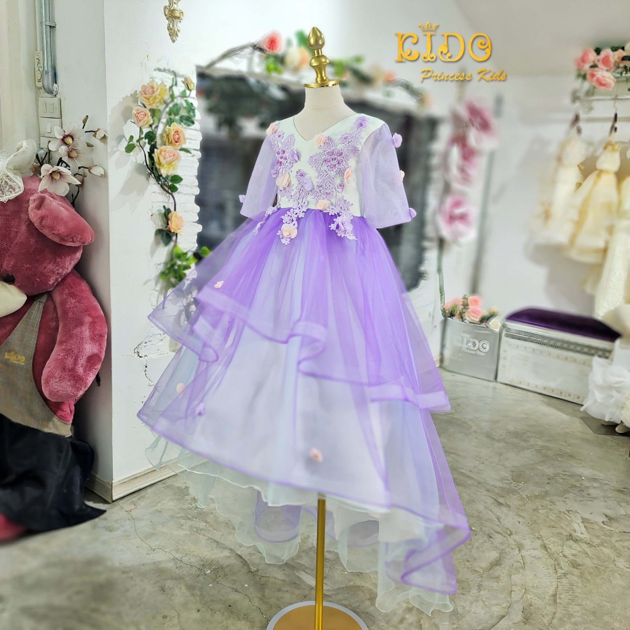 ชุดราตรีเด็ก(หน้าร้านอยู่รัชดา ลองได้ถ่ายรูปจากชุดจริง)W18531 สีม่วง แขนระบาย กรโปรงหน้ายาวหลังยาว ปักดอกไม้