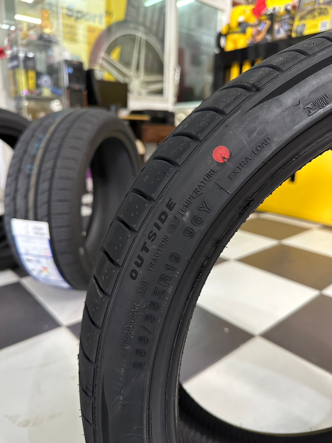 ยาง MINERVA F205 255/35R19 ยางใหม่ปี2023 ยางสปอร์ตคุณภาพดี สมรรถนะการขับขี่สูงนุ่มเงียบ
